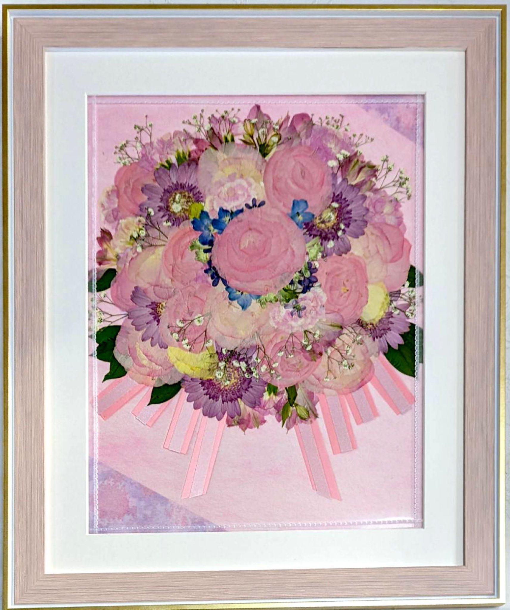 ピンクの花の押し花額｜退職記念に頂いた花束を押し花にし保存加工。花束のイメージがそのままに再現されて...