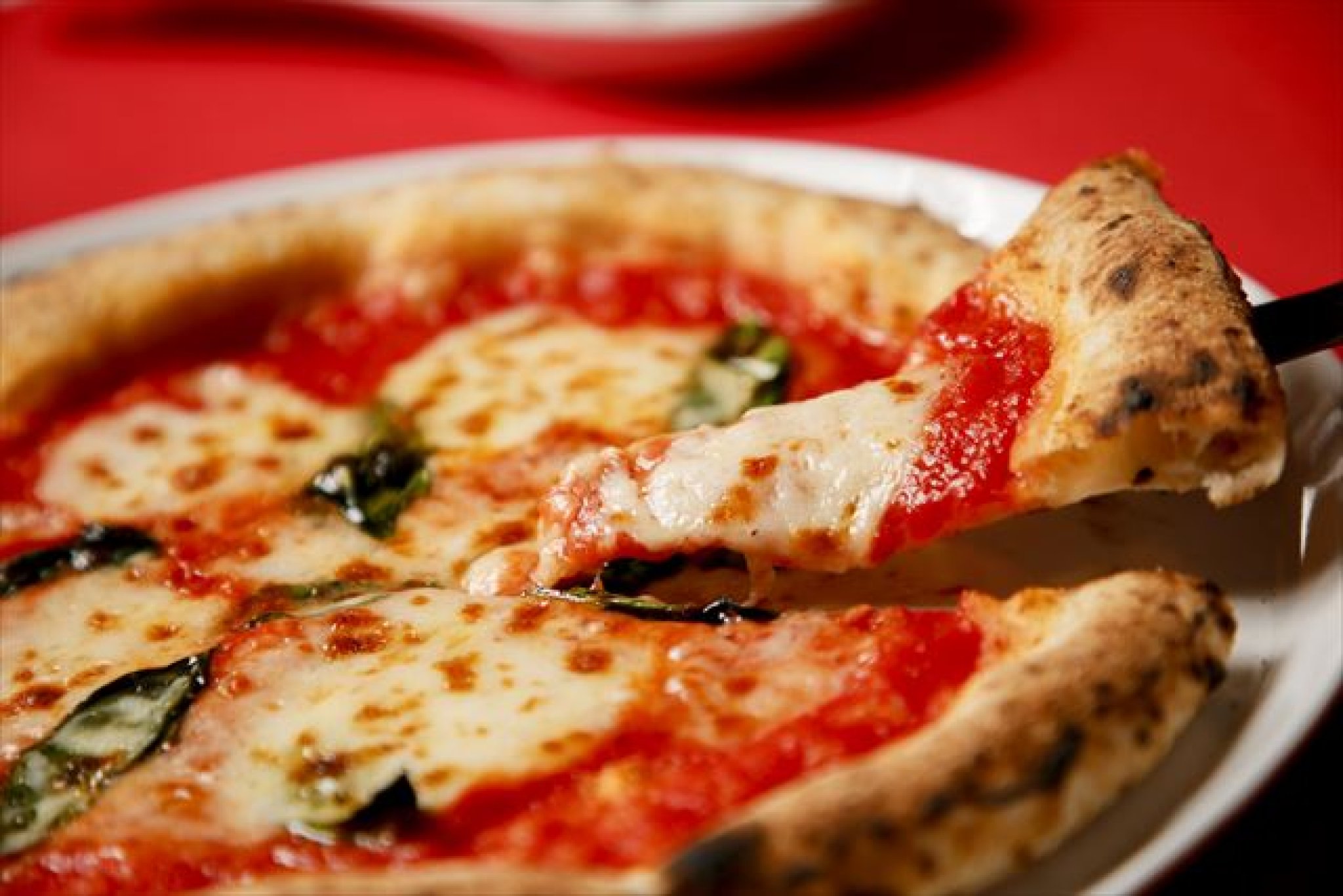 マルゲリータ…1,700円｜イタリアから取り寄せたチーズ2種類とホールトマトを使い、バジリコは自家栽培。石窯...