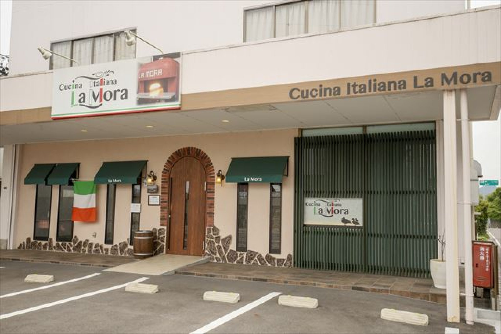 イタリアの国旗と木の扉が目印｜家族でのお食事、女子会、結婚式の2次会など様々なシーンで利用でき、記念...
