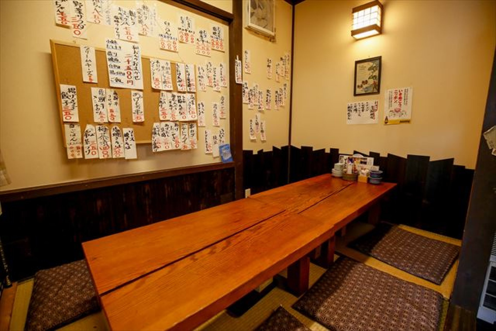 岐阜ならではの肴、料理で楽しいひと時を｜店内には小上がりの座敷もあり、壁にはおすすめの肴メニューが並...