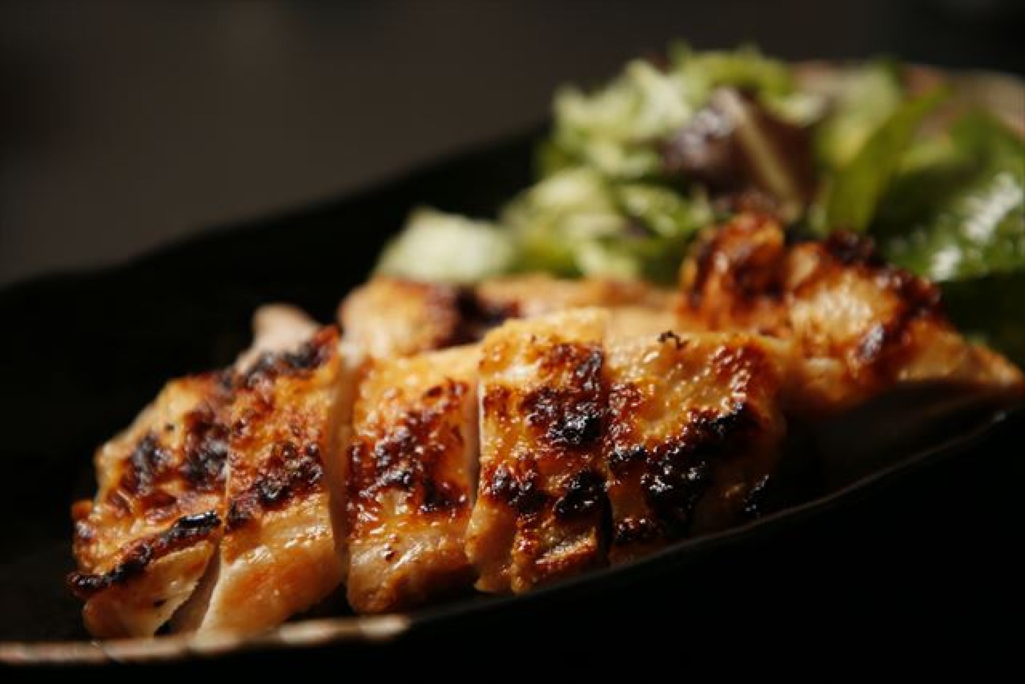 桜姫鶏もも塩焼き｜ビタミンEの含有量が通常の鶏肉の3倍以上、ジューシーで柔らかい肉質が特徴の桜姫。その...