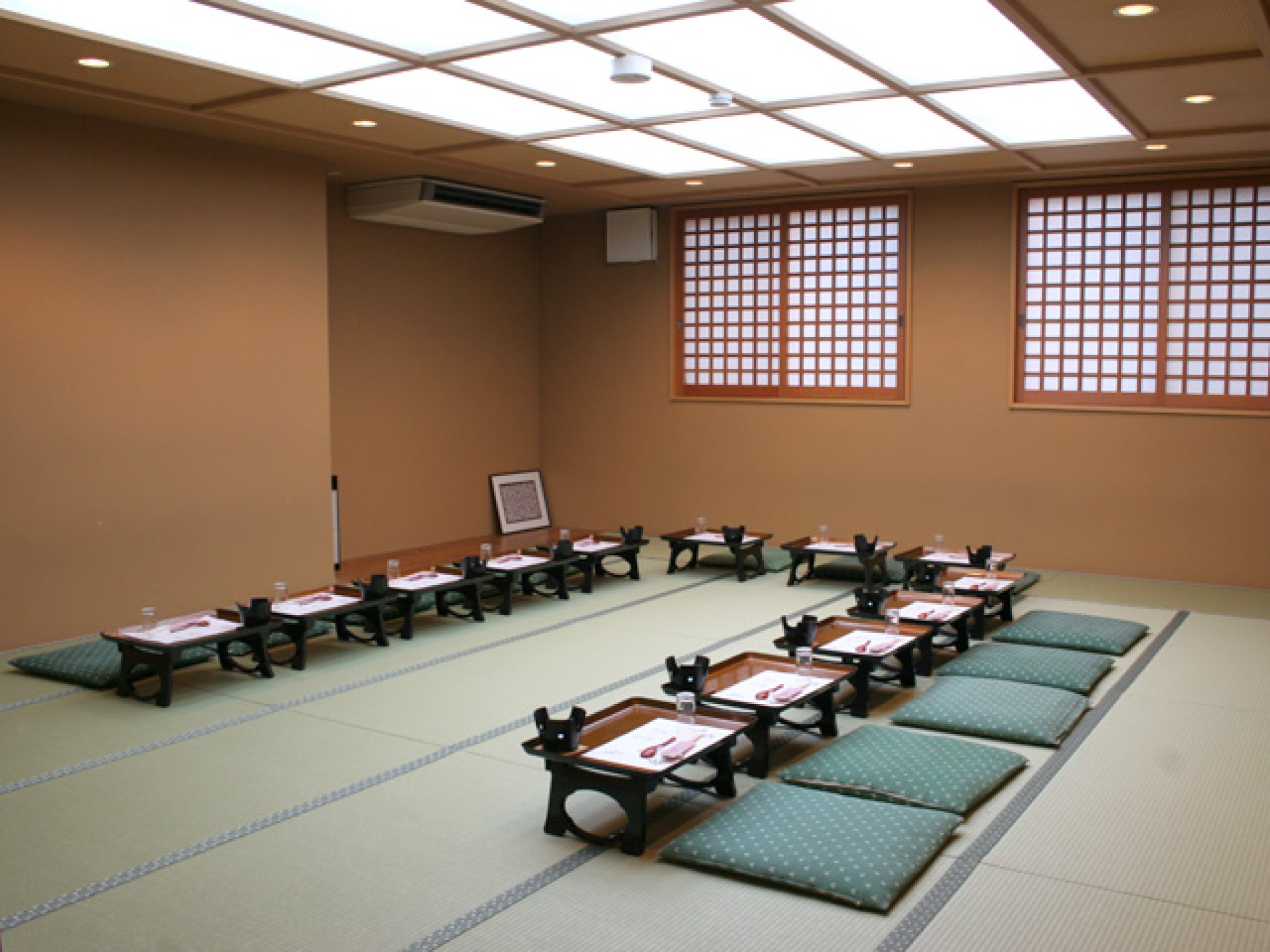2階の座敷(奥)　28名様までOK