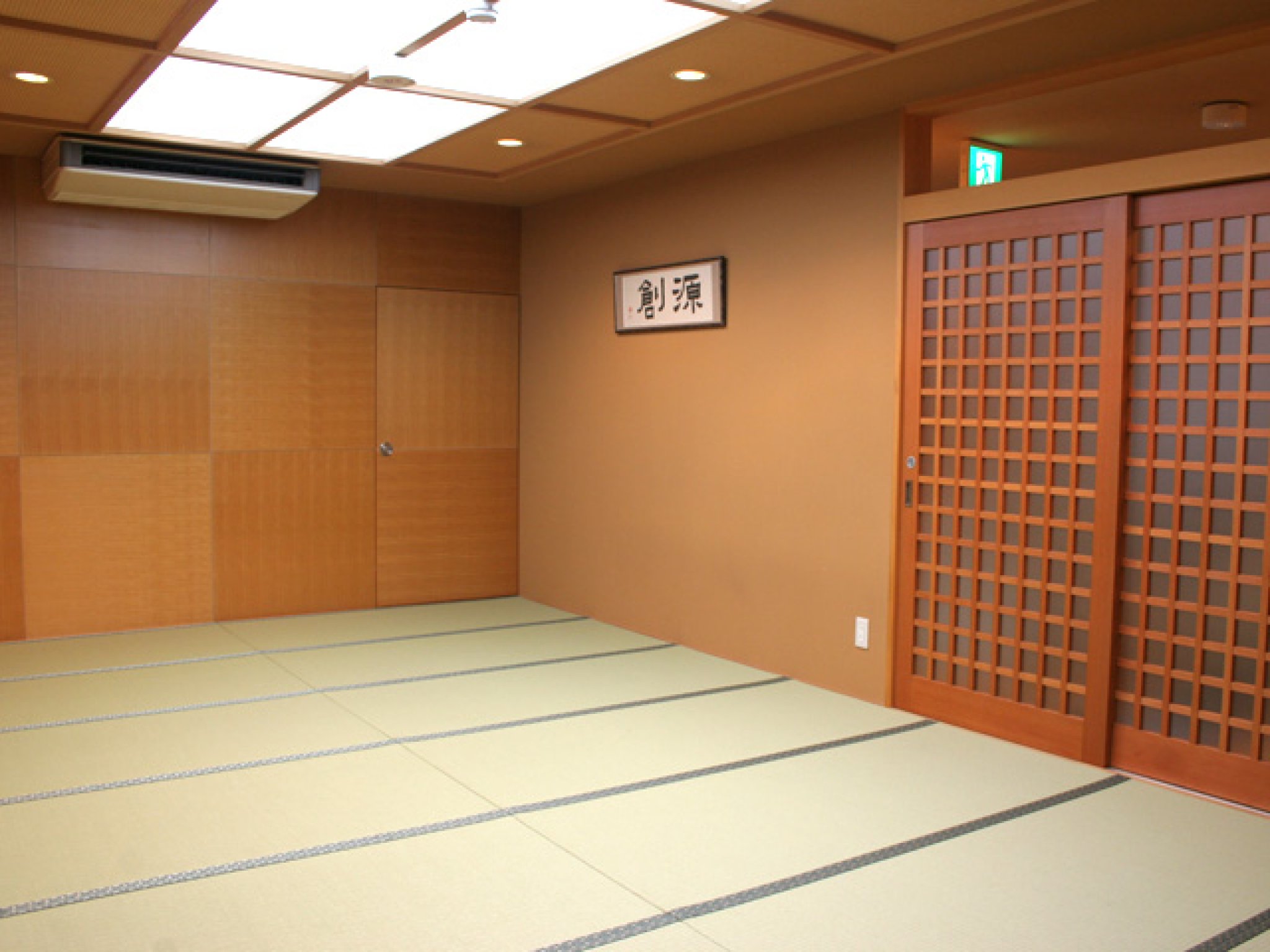 2階の座敷(手前)　20名様までＯＫ