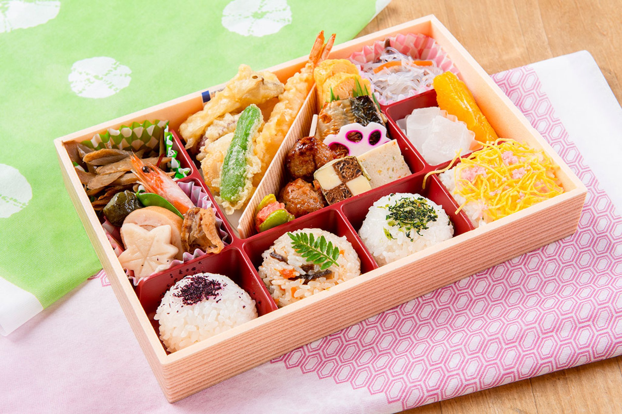 おもてなし弁当…1,836円｜見た目も華やかでどんなシーンでも大活躍。げんそう自慢のお料理が少しずつ食べら...