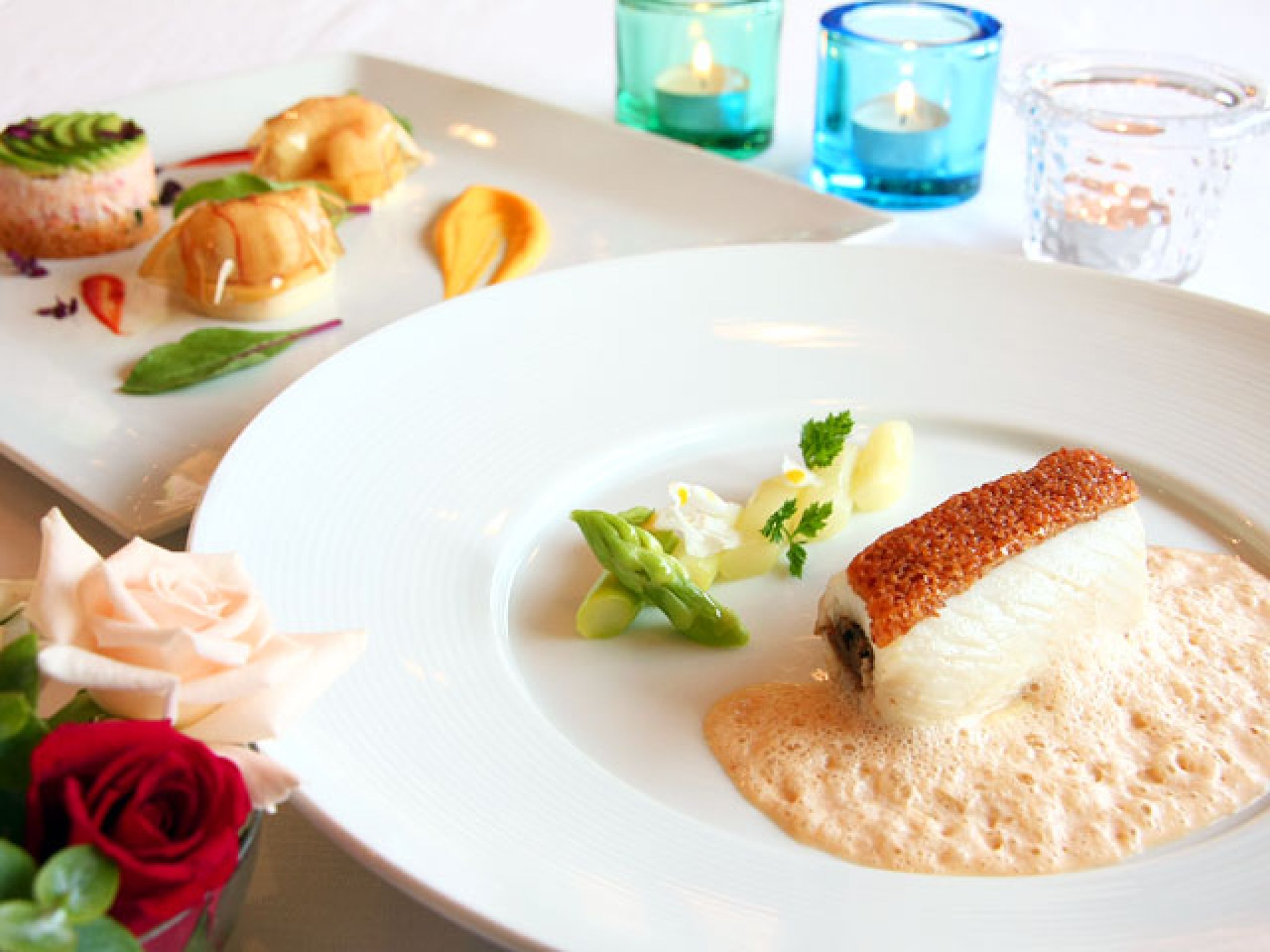 コース中、最も季節を感じる事が出来る、オードブルと魚料理。素材の持ち味を前面に出した力強いものもあれ...
