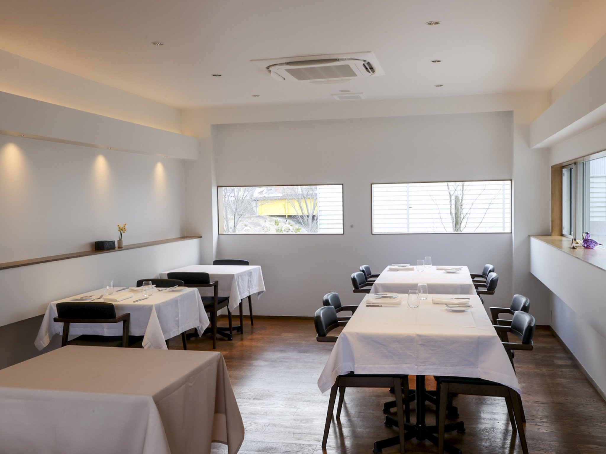 店内は、2名席が3テーブル、4名席が3テーブルの計18席。間隔が広くとられたゆったりとした空間。