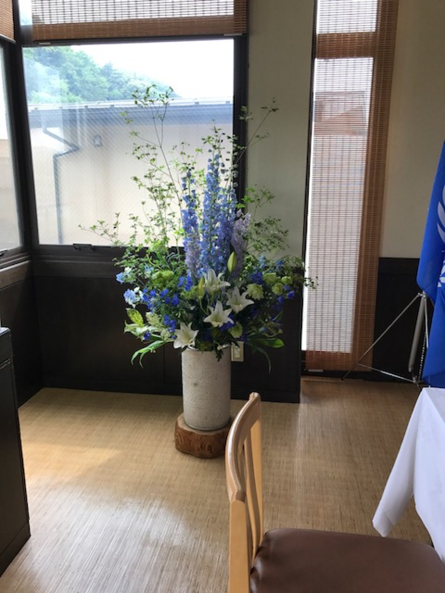 その場を華やかにする生け込み｜ご依頼のあった場所にお花などの材料を持ち込んでその場で生けます。お店、...