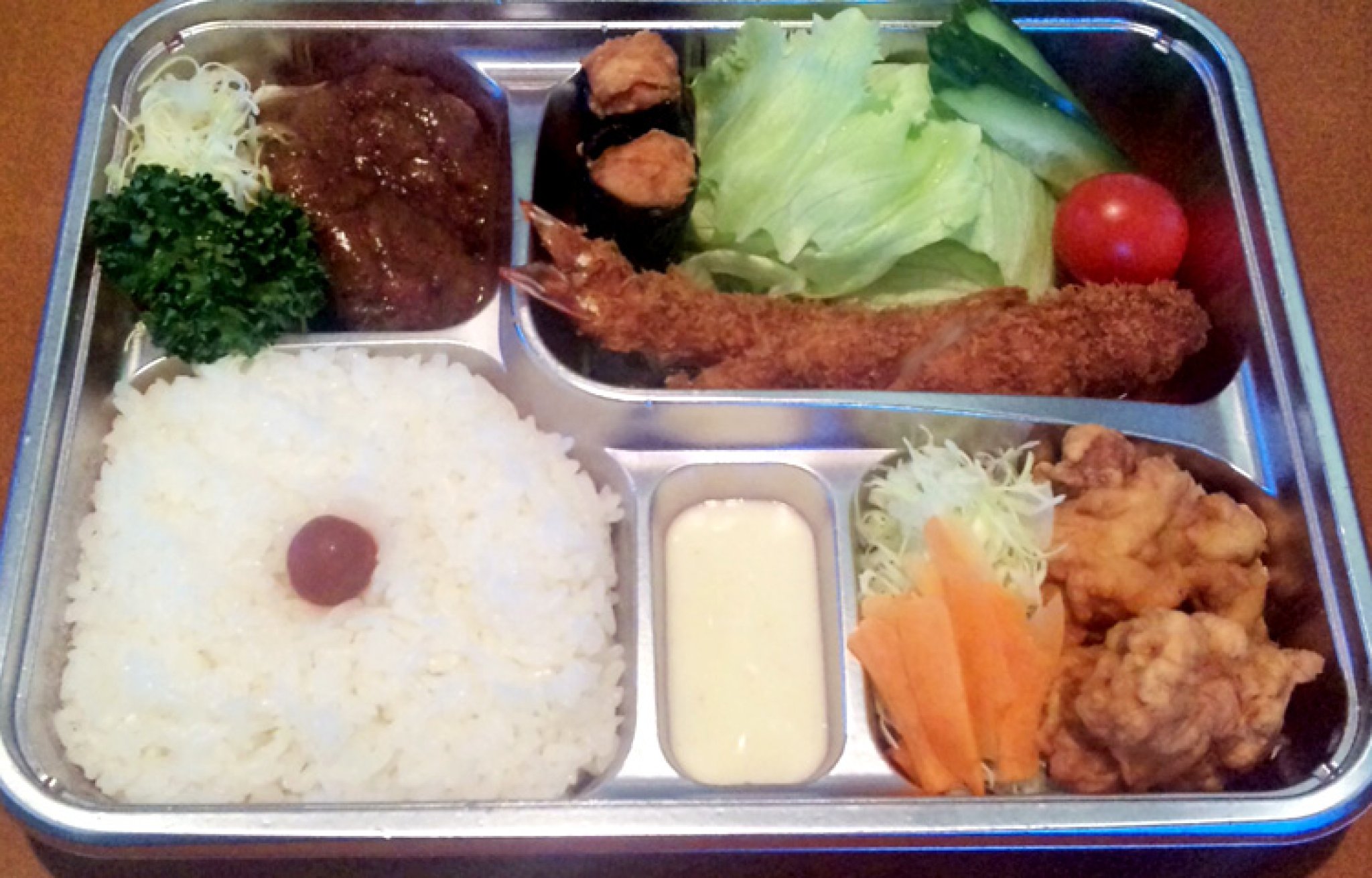 1,620円のお弁当｜写真の内容は、ポークヒレカツ、チキン唐揚げ、エビフライ、チキン磯揚げ