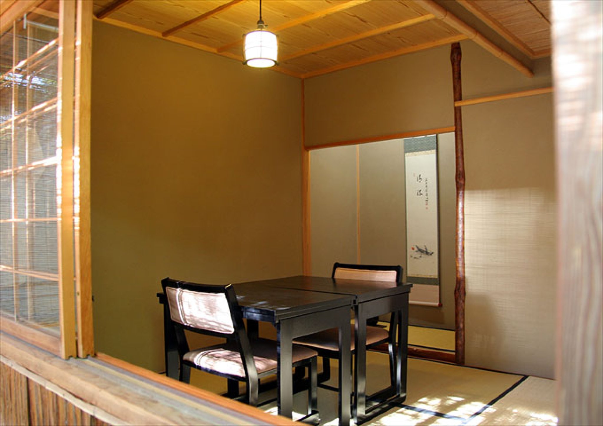 中庭越しにカウンターを見ることができる茶室風のお部屋、至福の特等席です。