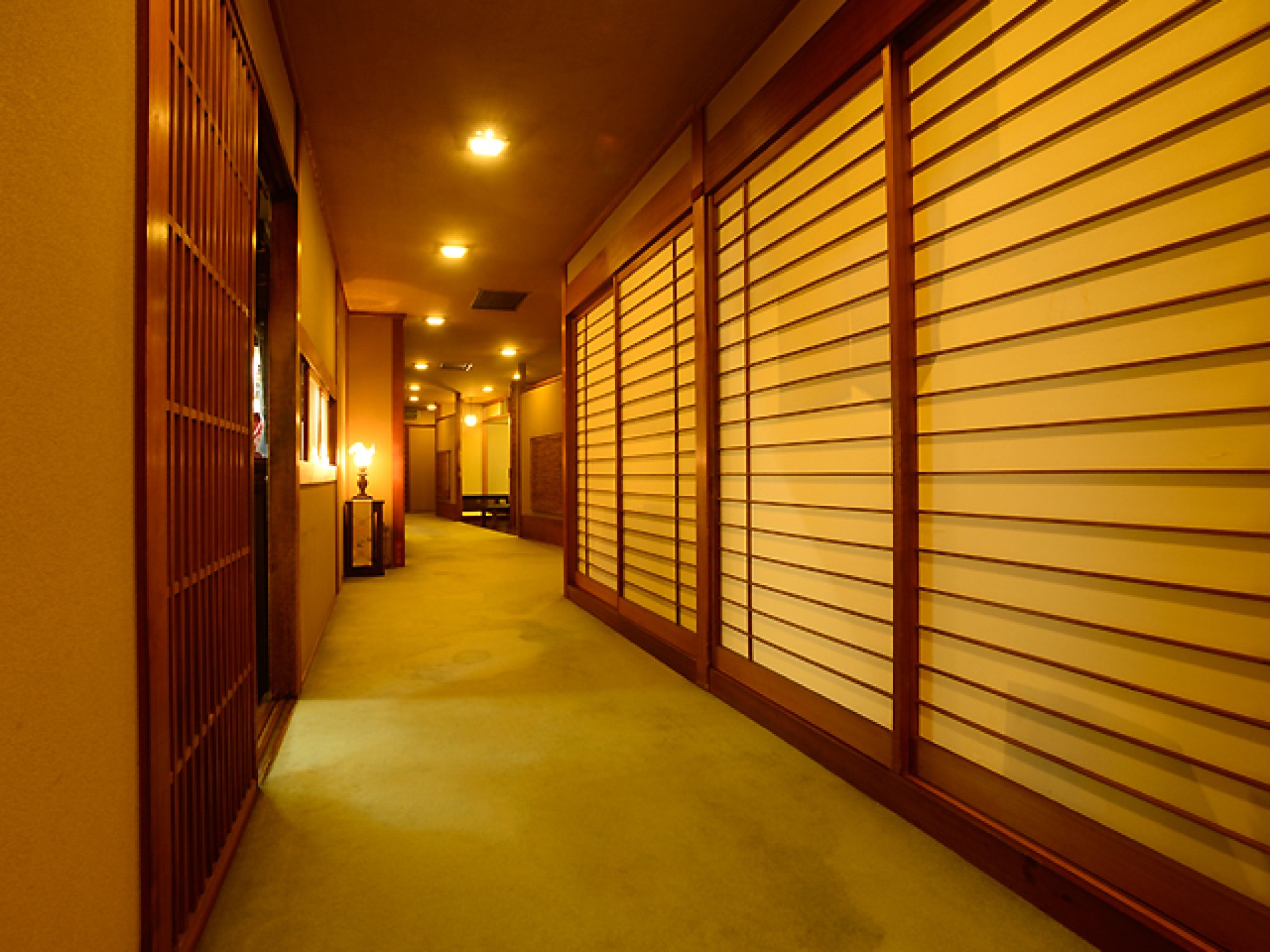 玄関から店の奥まで真っ直ぐ伸びる、見晴らしの良い廊下。昔ながらの日本の情緒を感じる一本道が、くつろぎ...