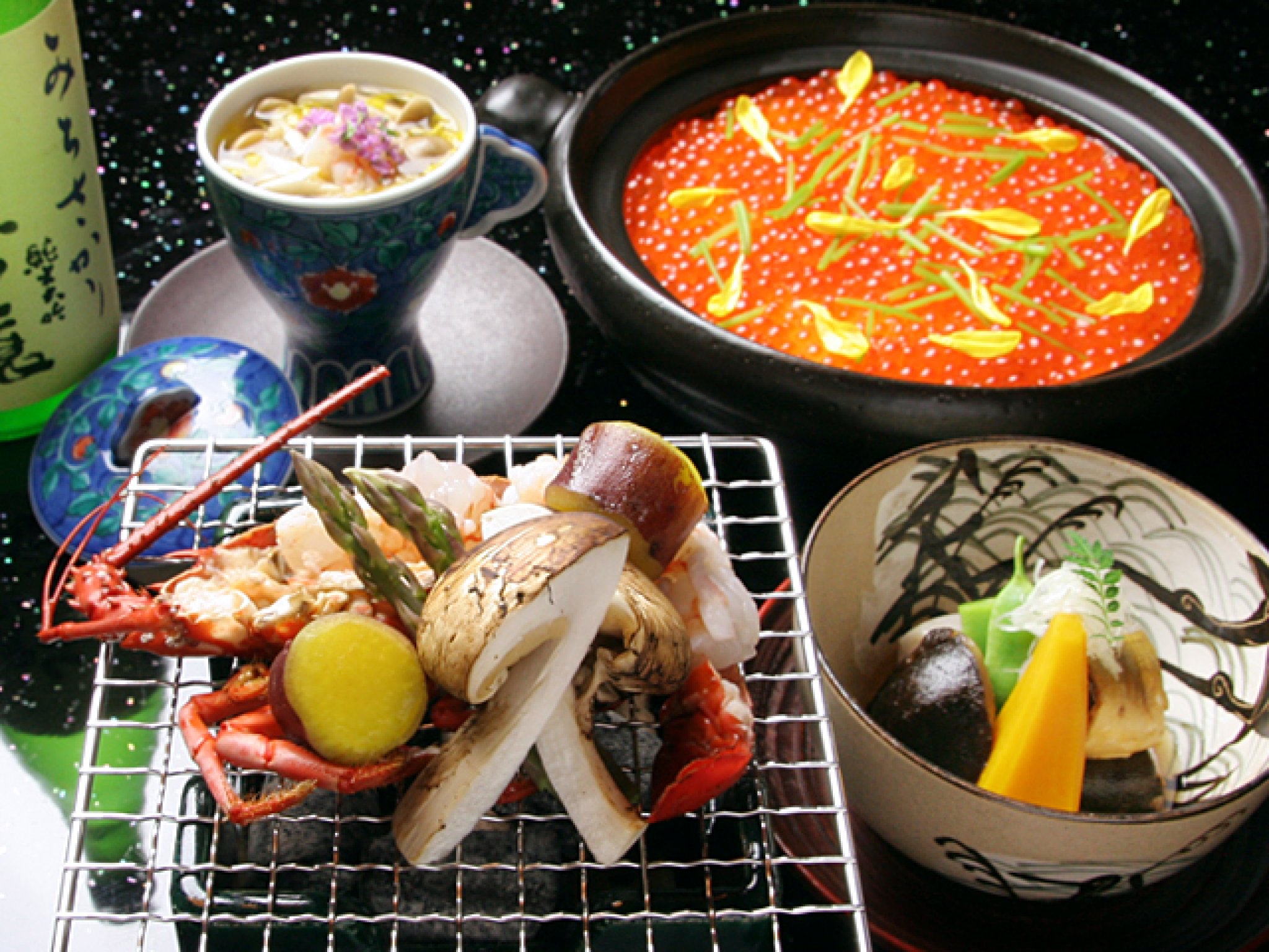 ある日の料理のひとつ。手前左から時計回りに、伊勢エビと焼まつたけ、スッポンの茶碗蒸し、いくらごはん、...