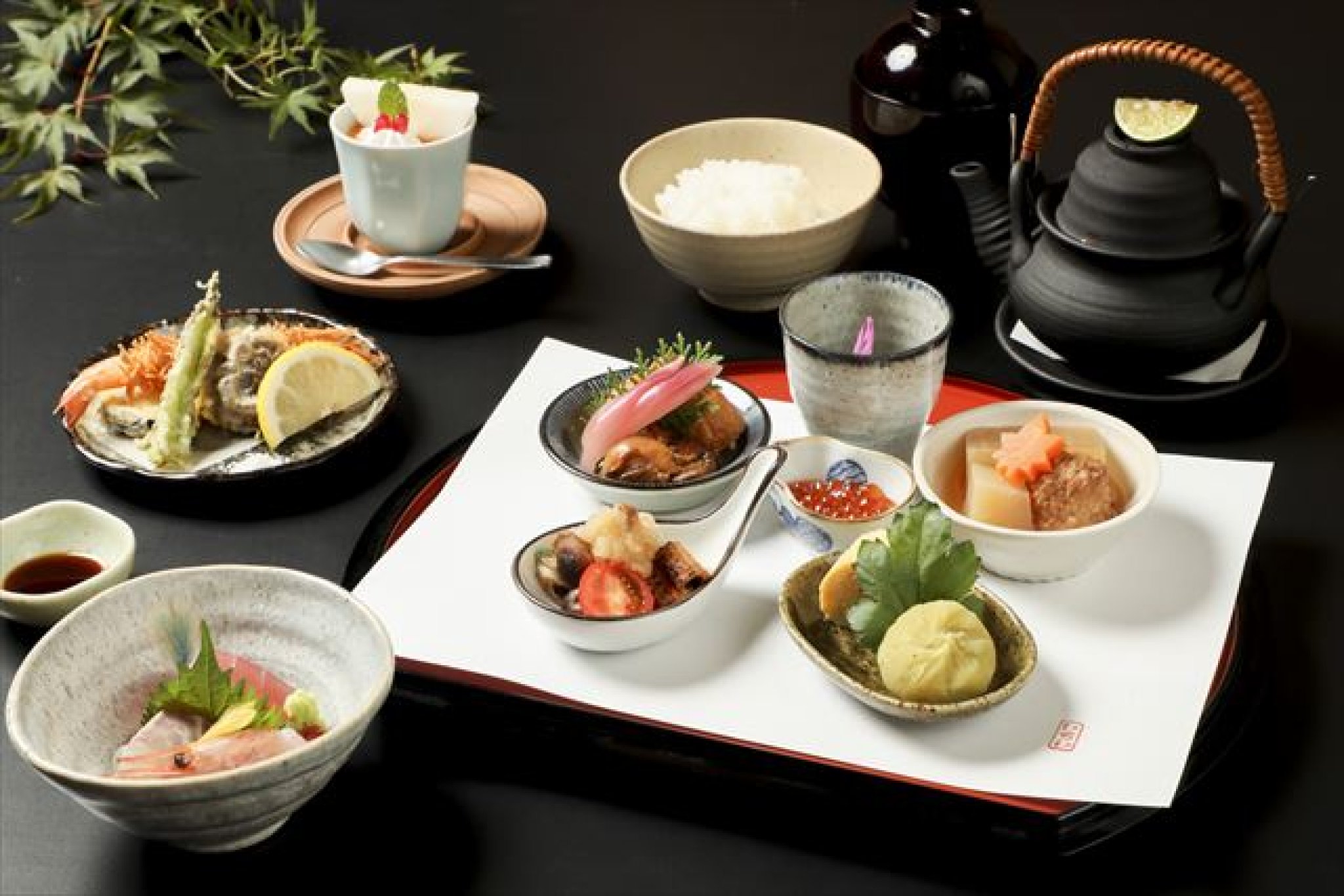 旬彩ランチ…2,800円｜予約なしで気軽にいただけるランチ。小皿料理に、季節の椀物、お造り、揚げ物、食事、...
