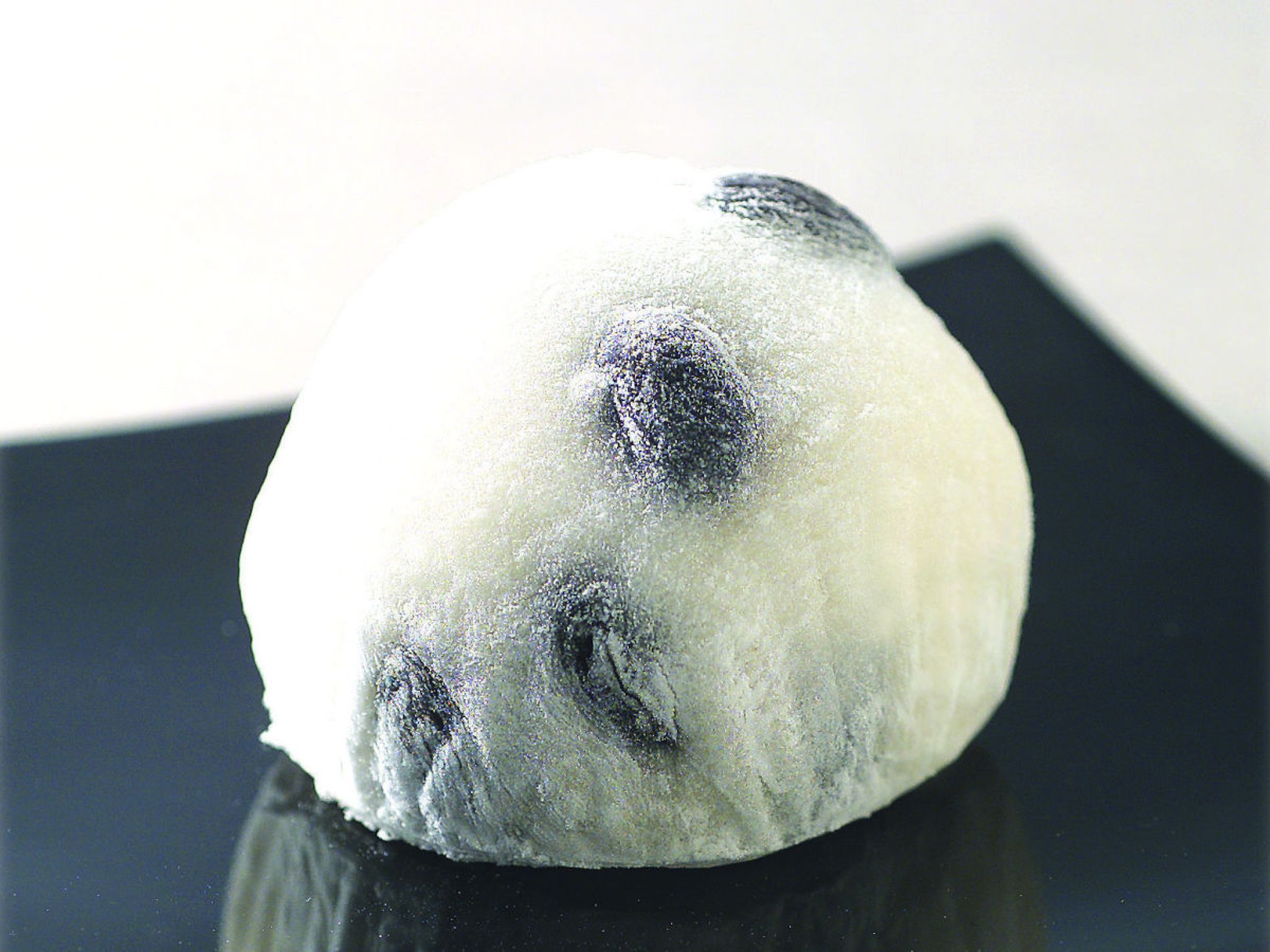 黒豆大福…(1個)250円｜丹波の黒豆を練り込んだ羽二重餅で、北海小豆を使って炊き上げた兎月園自慢の粒あんを...