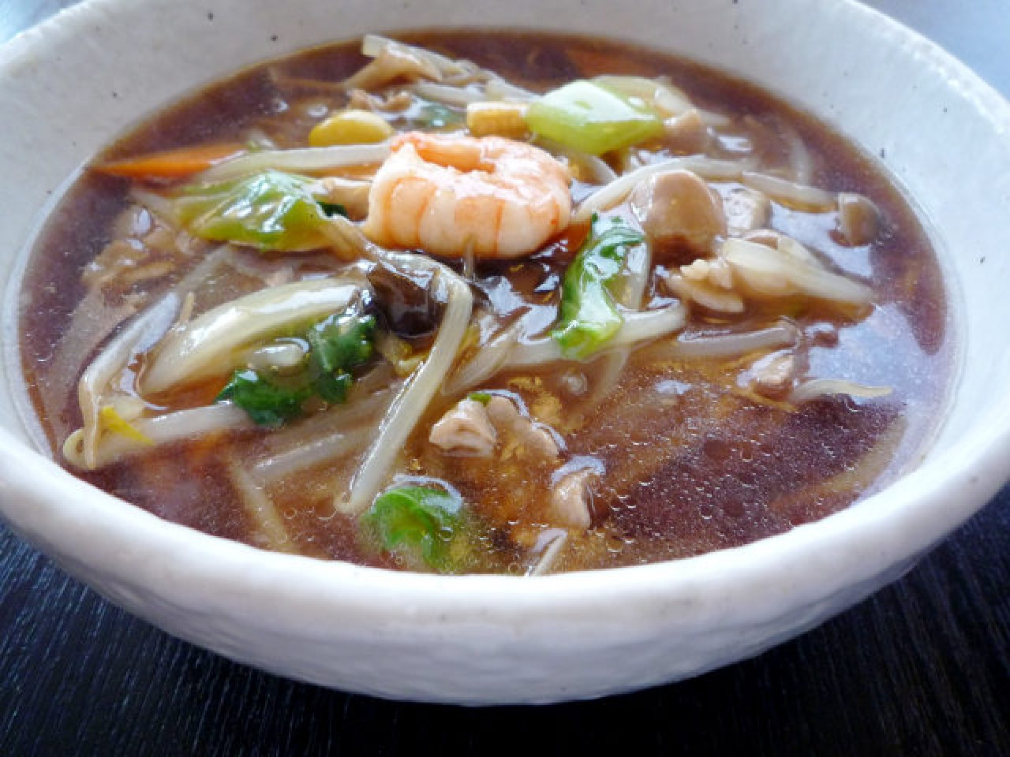 あんかけ醤油ラーメン｜あんかけ醤油ラーメン。秋冬にオススメの醤油ラーメンにあんをかけた体の芯まで温ま...
