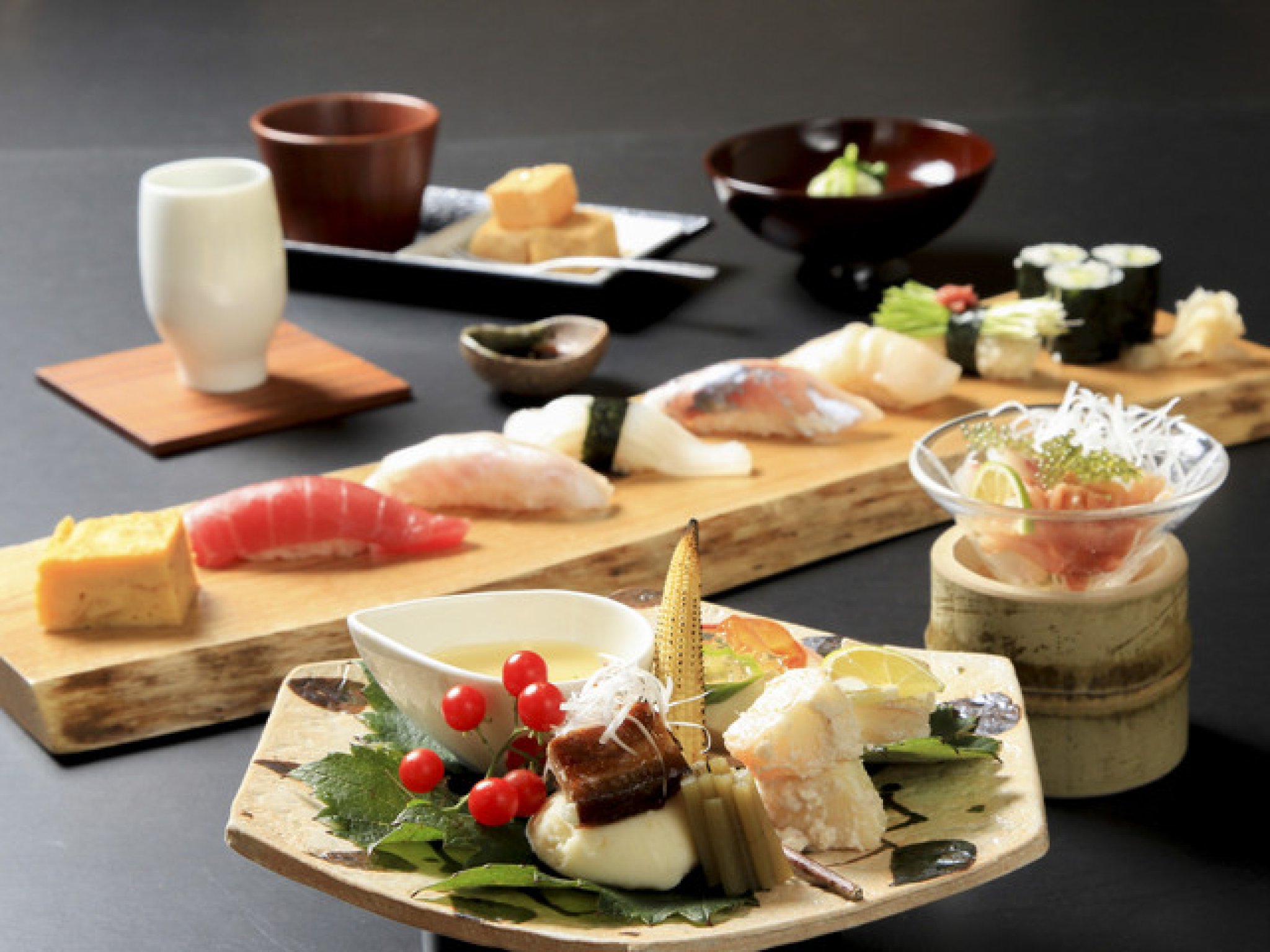 たなかのランチ｜食前酢、前菜盛り合わせ、サラダ、お刺身、本日の握り、お椀、加賀棒茶、デザートなど。上...