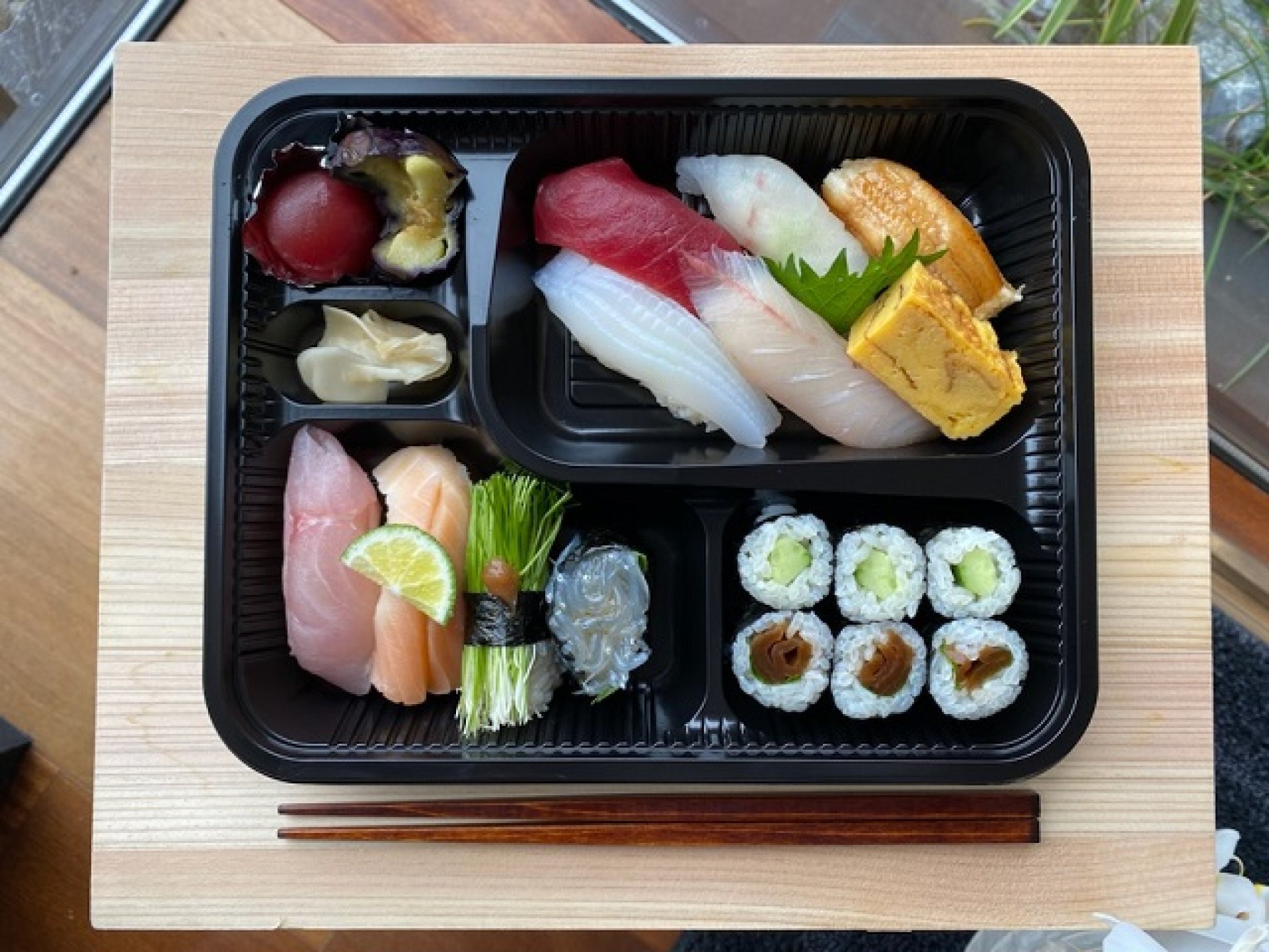 旬の鮮魚を使ったお弁当・お寿司｜寿司弁当・ちらし寿司などのお弁当や巻き物などのお持ち帰りもできる。写...