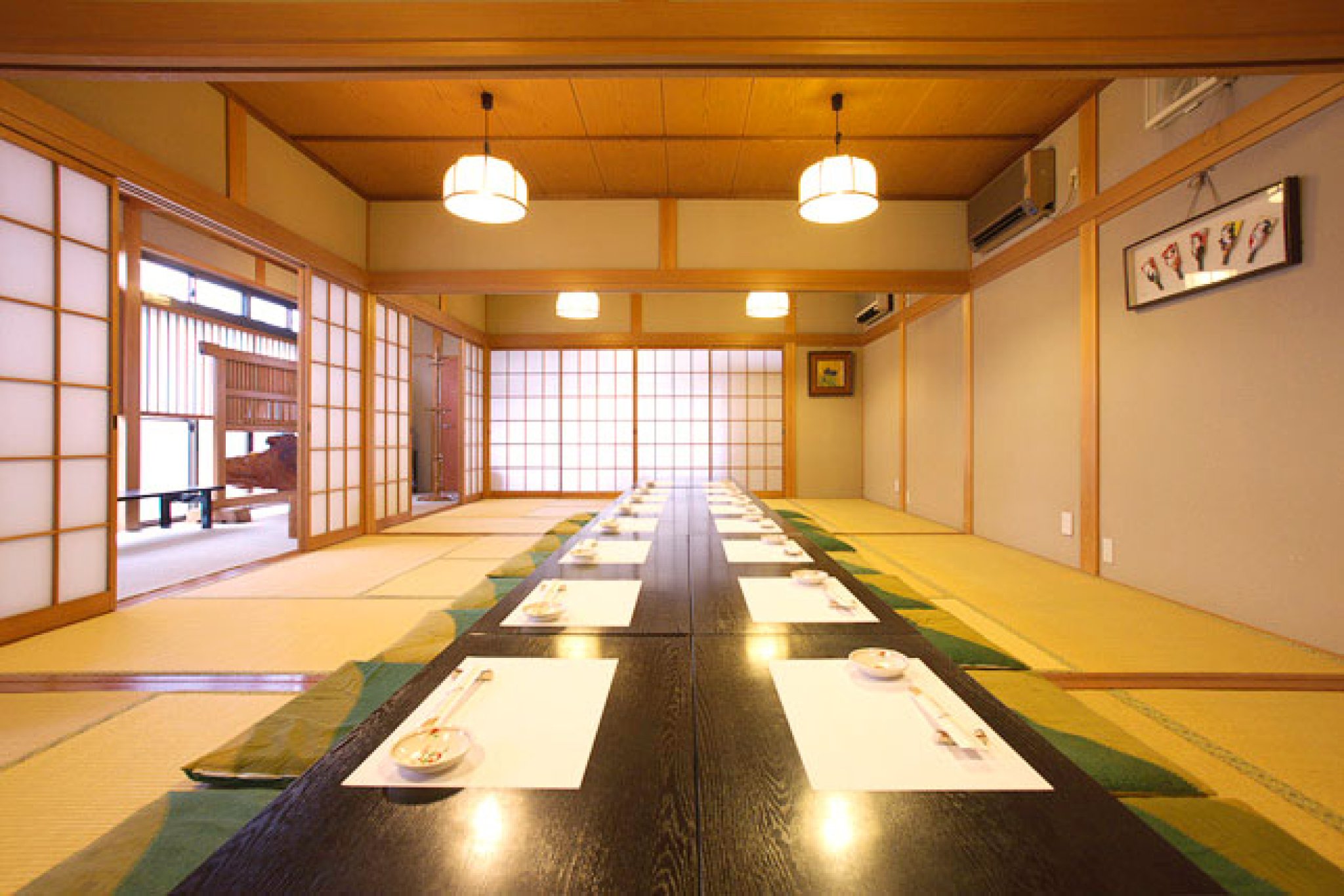 最大40名までOKの大広間｜最大40名までの宴会に利用できる座敷は、ふすまで仕切って3～4名の個室にもできる。...