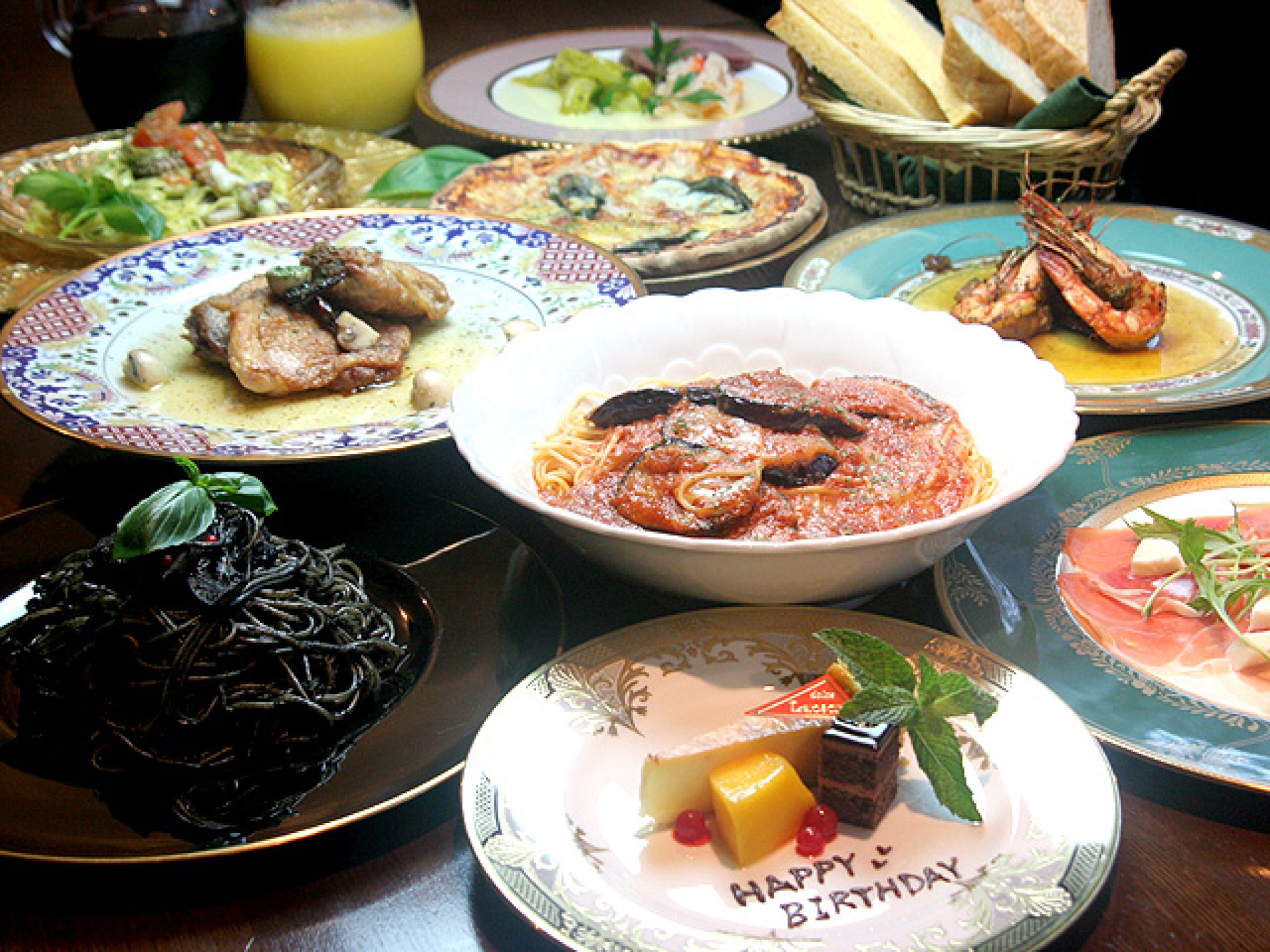 大皿料理（一例）｜大人数で取り分けて楽しんで頂くコース。
前菜からパスタ、ピザ、メインまで、色々なお...