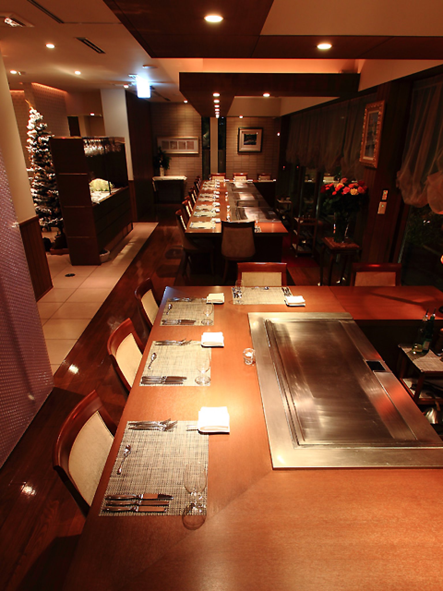 食事会・宴会にも最適（最大40名）｜席の配置、構成はフレキシブル。2名のカップルから最大40名まで気兼ねな...