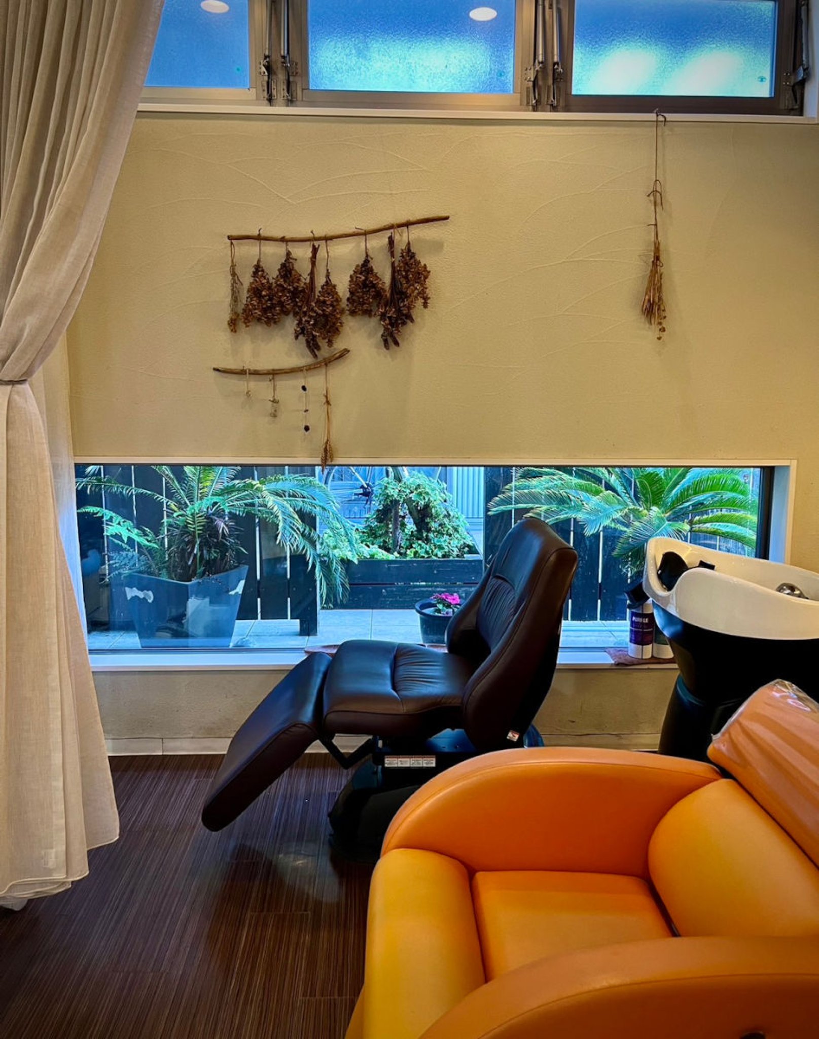 シャンプーブース｜ゆったりとくつろぎながらシャンプー・トリートメントをしてもらう至福のひと時。