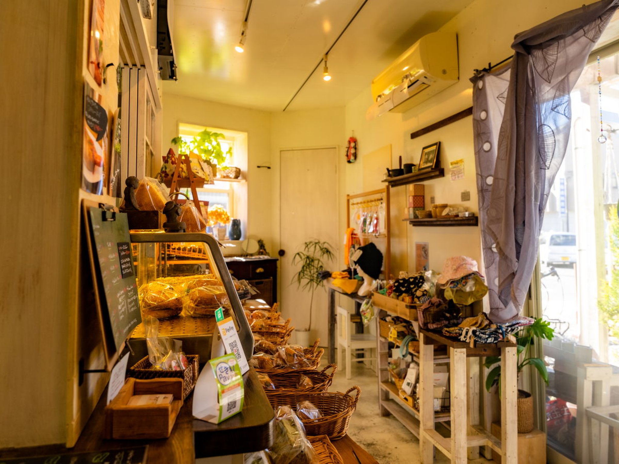 店内はあたたかい雰囲気でやわらかい時間を｜手づくり家具に包まれたあたたかい空間には、食べる人のことを...