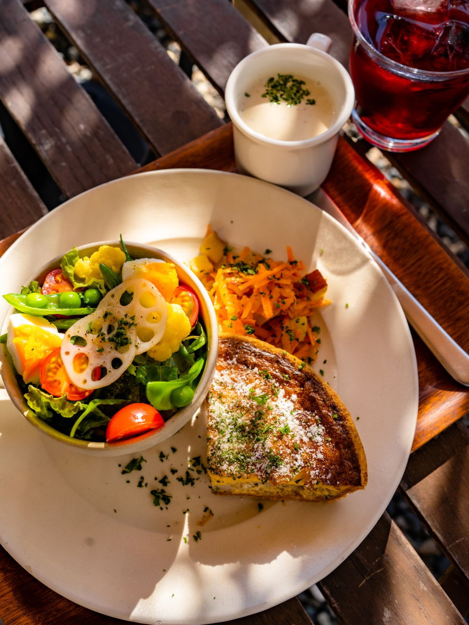 ランチセット…1,300円｜人気は手づくりキッシュのセットランチ。特製カレーのセット、サンドセットも見逃せ...