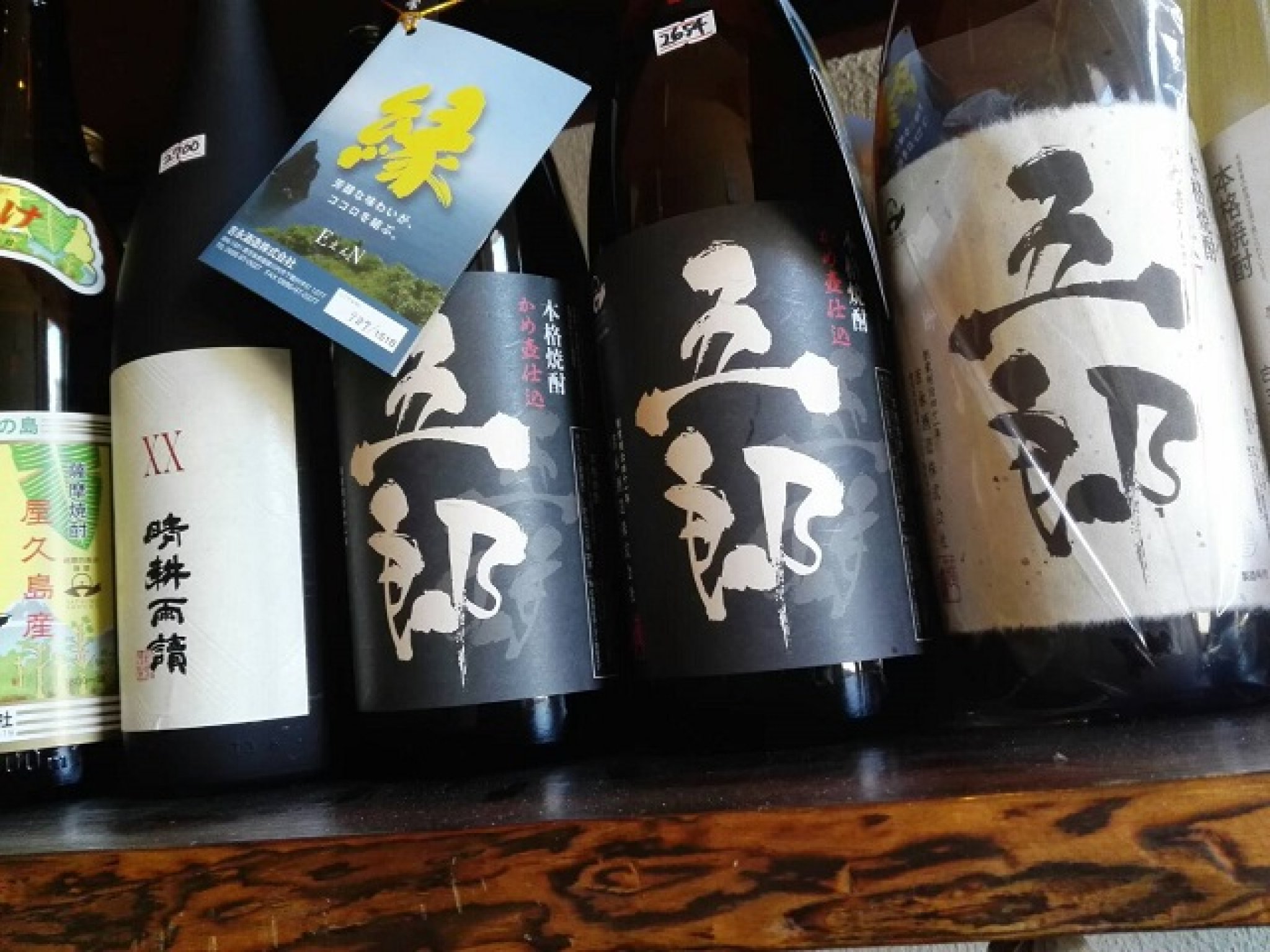 卸もOK！こだわりの地酒たち｜またの名を『地酒屋Hiro』。店内にはこだわりの酒がズラリと並ぶ。裏五郎、春雨...