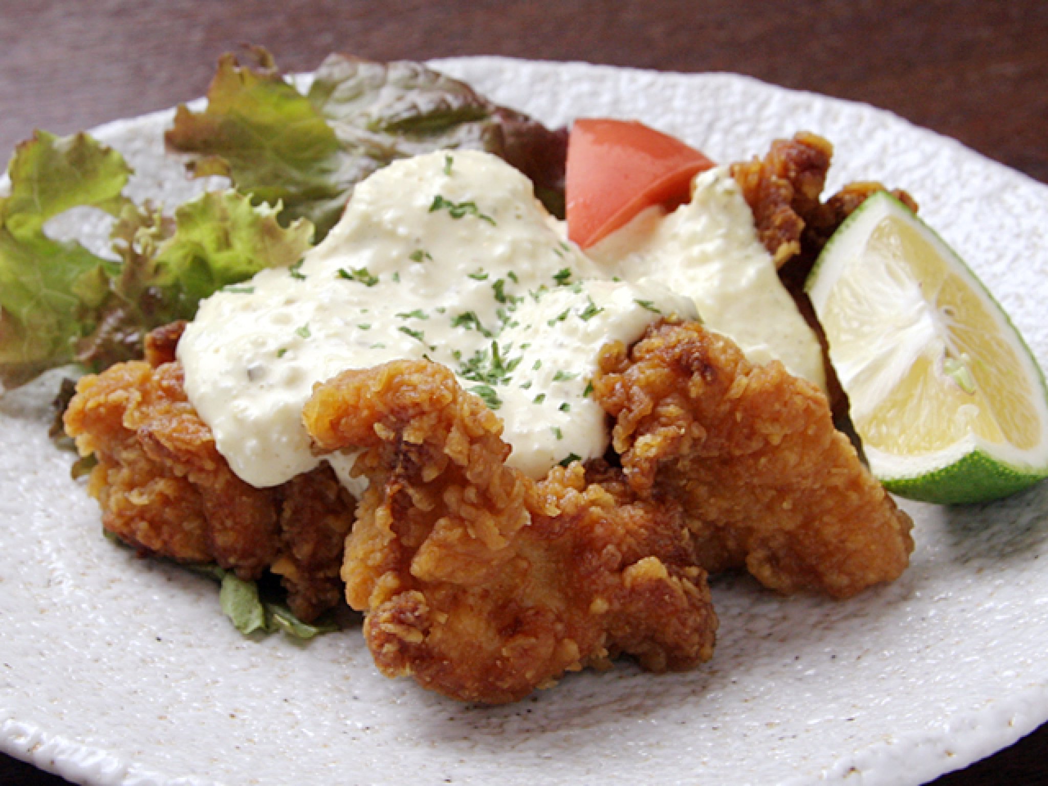 鶏南蛮タルタルソース…748円
卵をふんだんに使った濃厚な自家製タルタルソースが、スパイシーにさっくり揚...