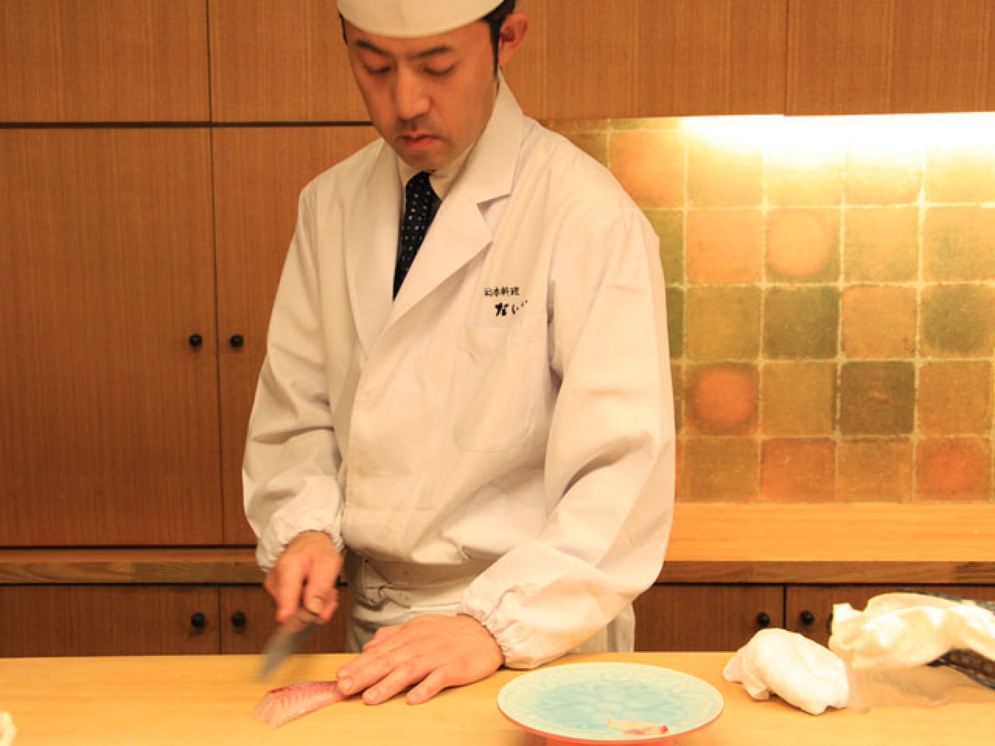 二代目の高木登企久氏。先代の意思を更に発展させる事で、創業当時からの得意客からも大きな信頼を得ている...