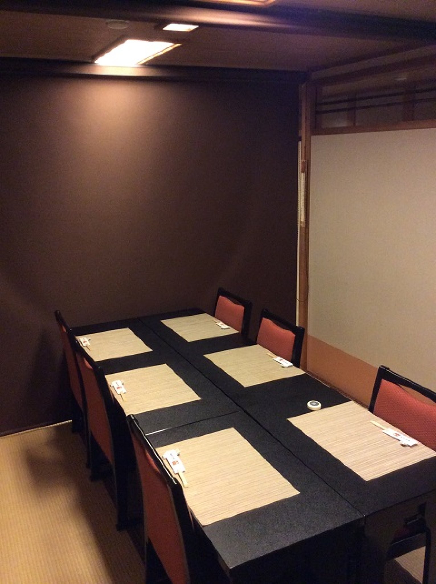 1階のロールで仕切られたお部屋。