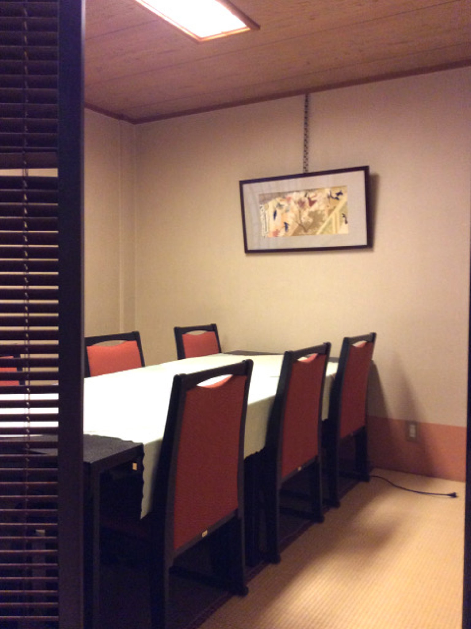 1階座敷部屋。つい立てで仕切り、すべて椅子席です。