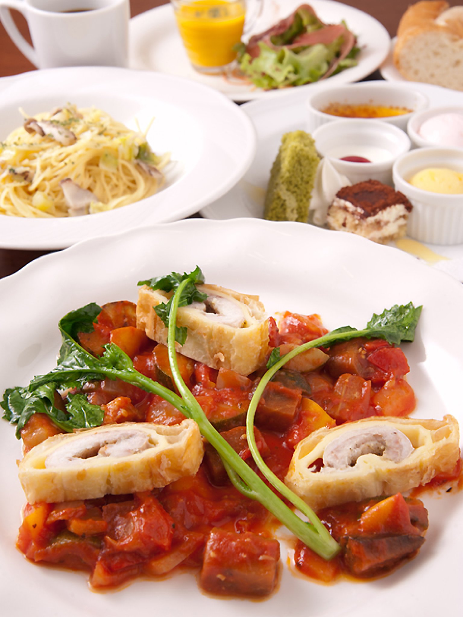 レディースランチ(2,200円)。前菜とスープの盛り合わせ、ハーフパスタ、魚料理or肉料理、パン、デザート6種盛...