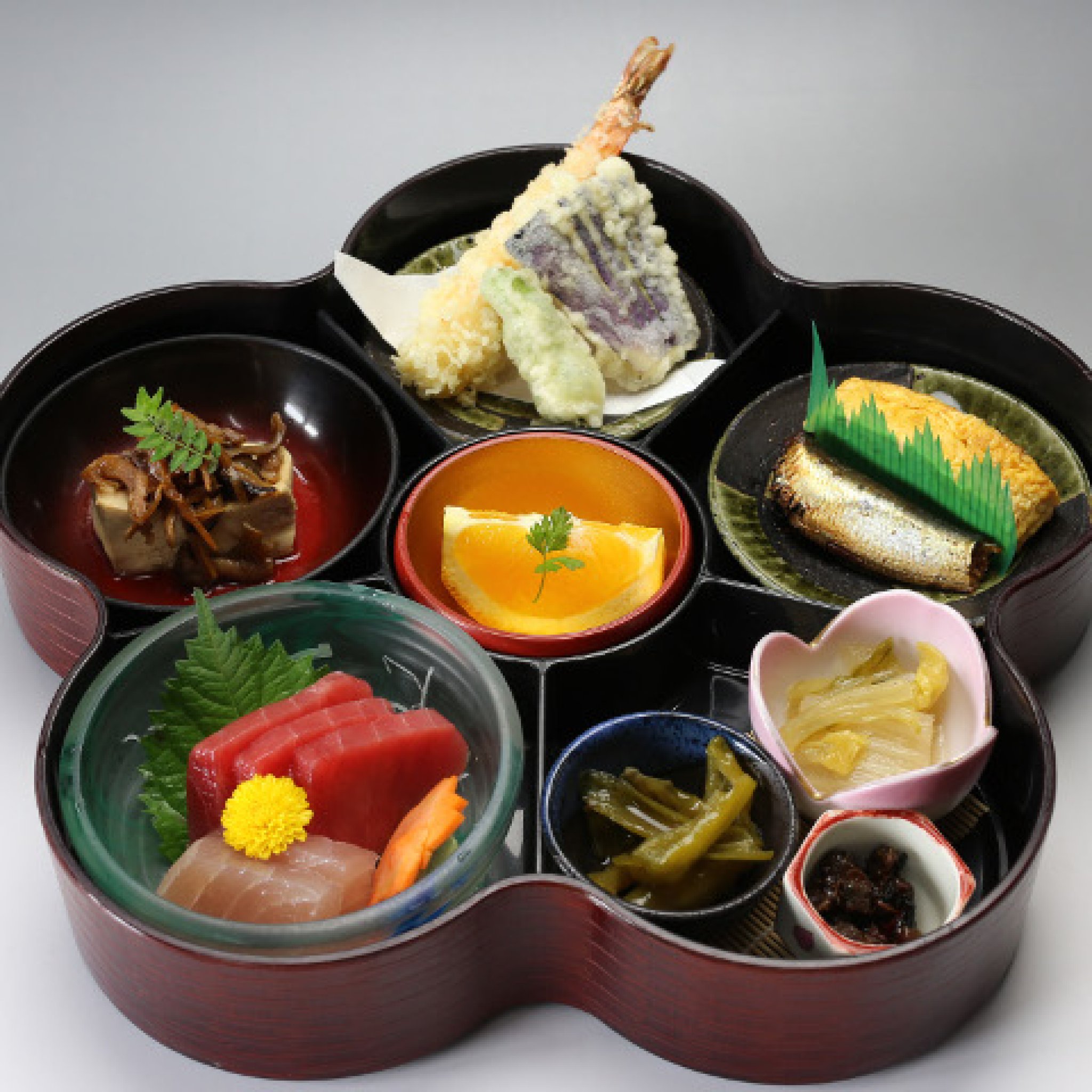人気の週替わりランチは土日もご用意｜この品数で、さらにご飯とみそ汁がセットになった人気の週替わりラン...