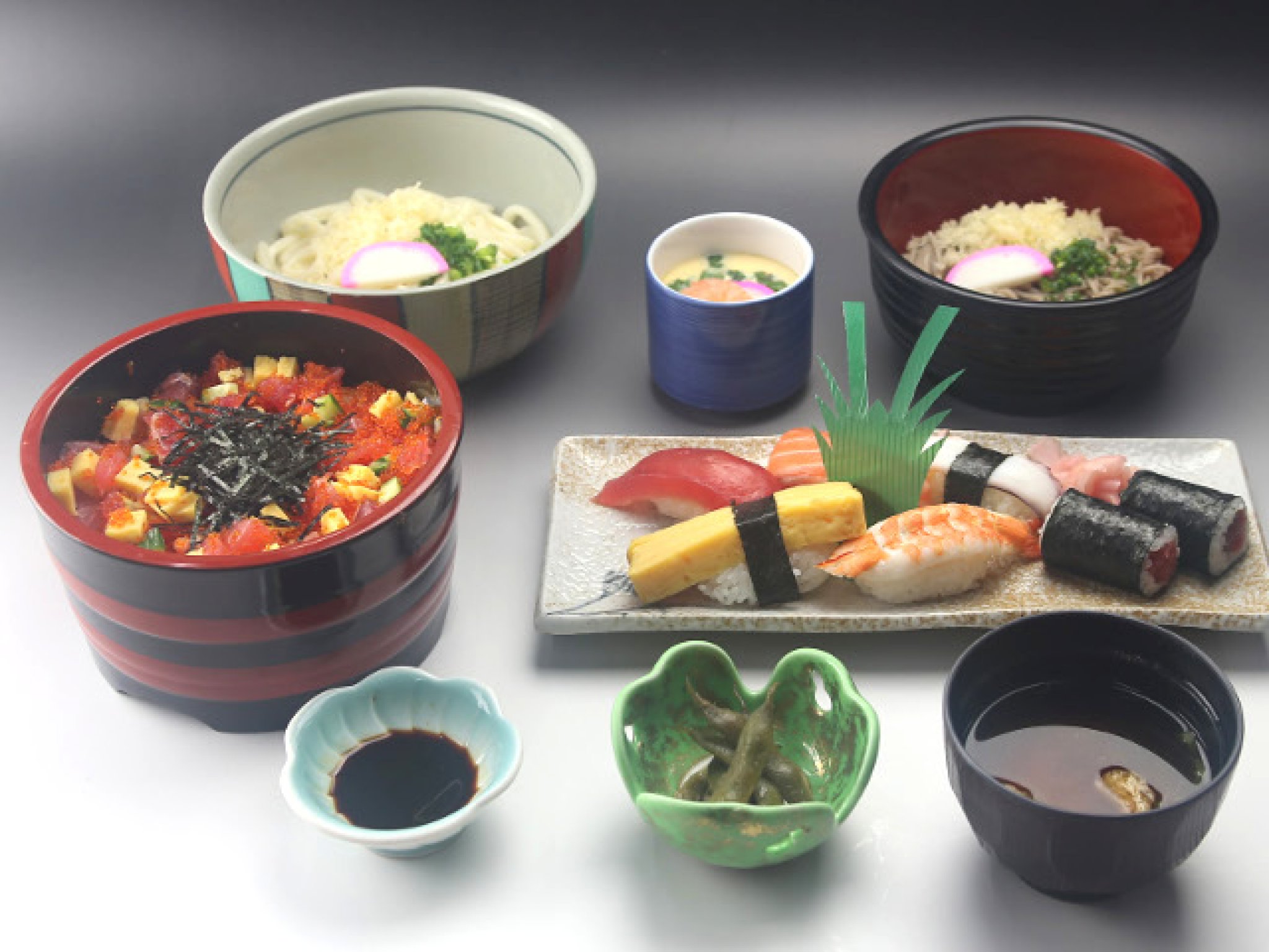 お寿司も麺類もチョイスできる寿司ランチ｜「ちらし寿司とうどん」といった具合に、ちらし寿司または握り寿...