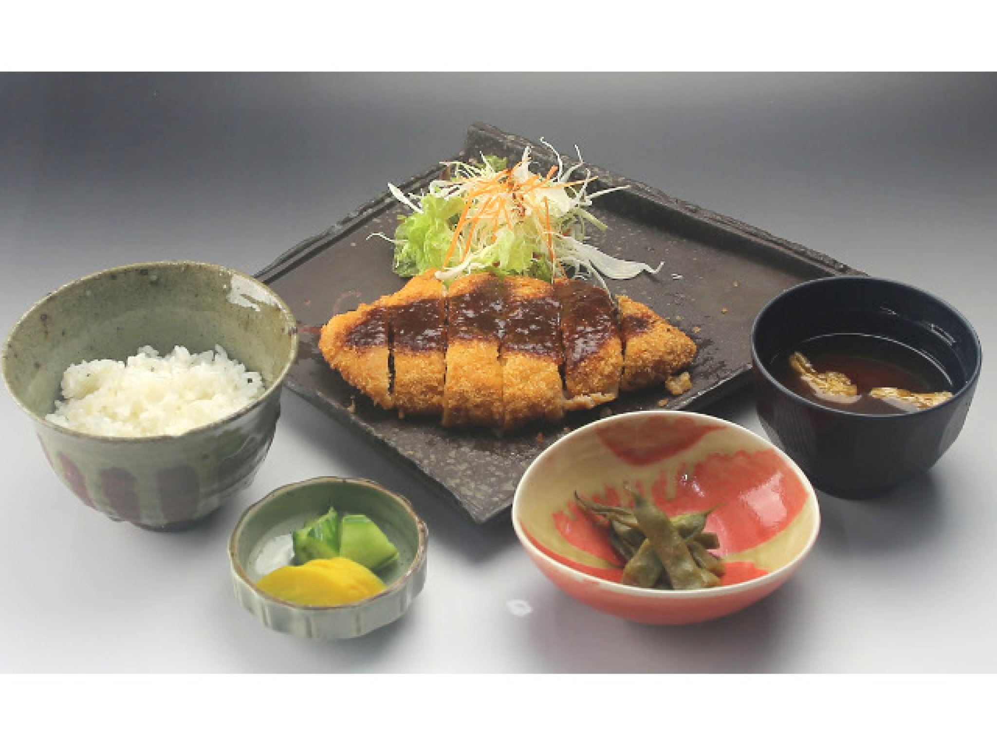 うまみを凝縮した味噌カツ｜味噌カツ定食や生姜焼き定食といった昼夜共通メニューは1,580円で大満足のボリュ...