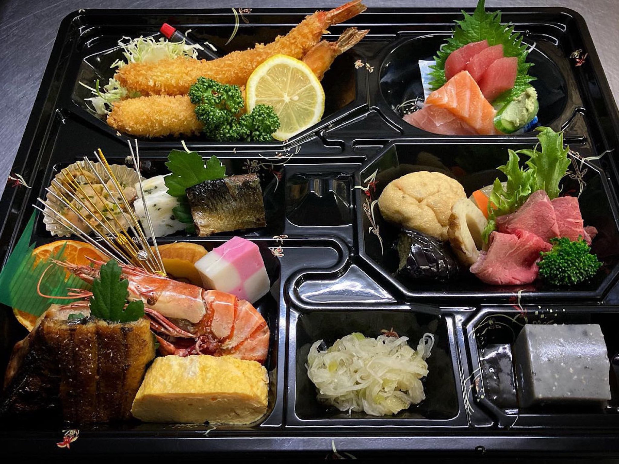 お弁当・テイクアウトも充実｜刺身付きの弁当(3,360円)の一例。「唐揚げ弁当(900円)」「幕の内弁当(1,180円)」な...