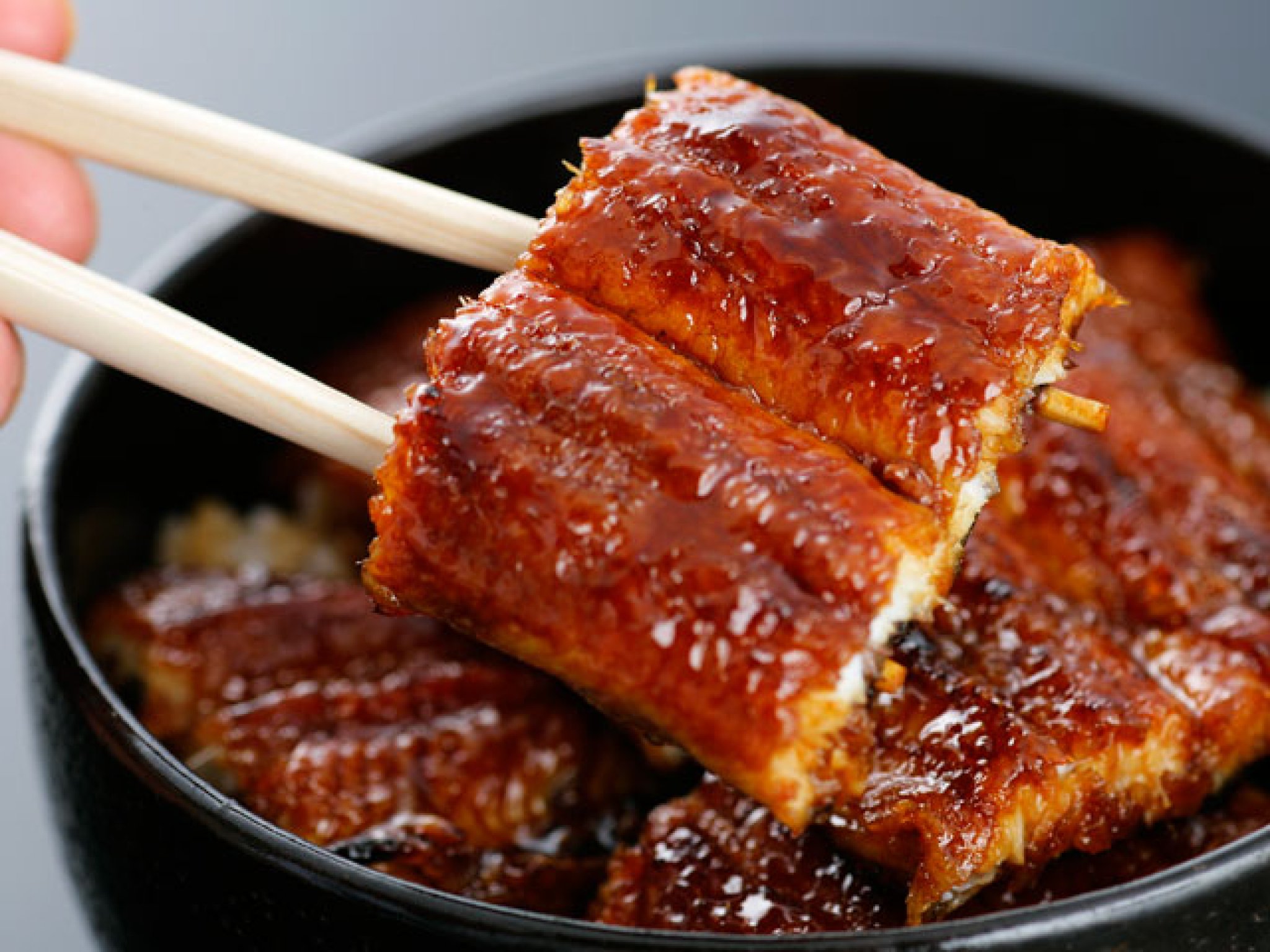 伝統の技法で焼き上げられた、国産物のみにこだわったうなぎは絶品。