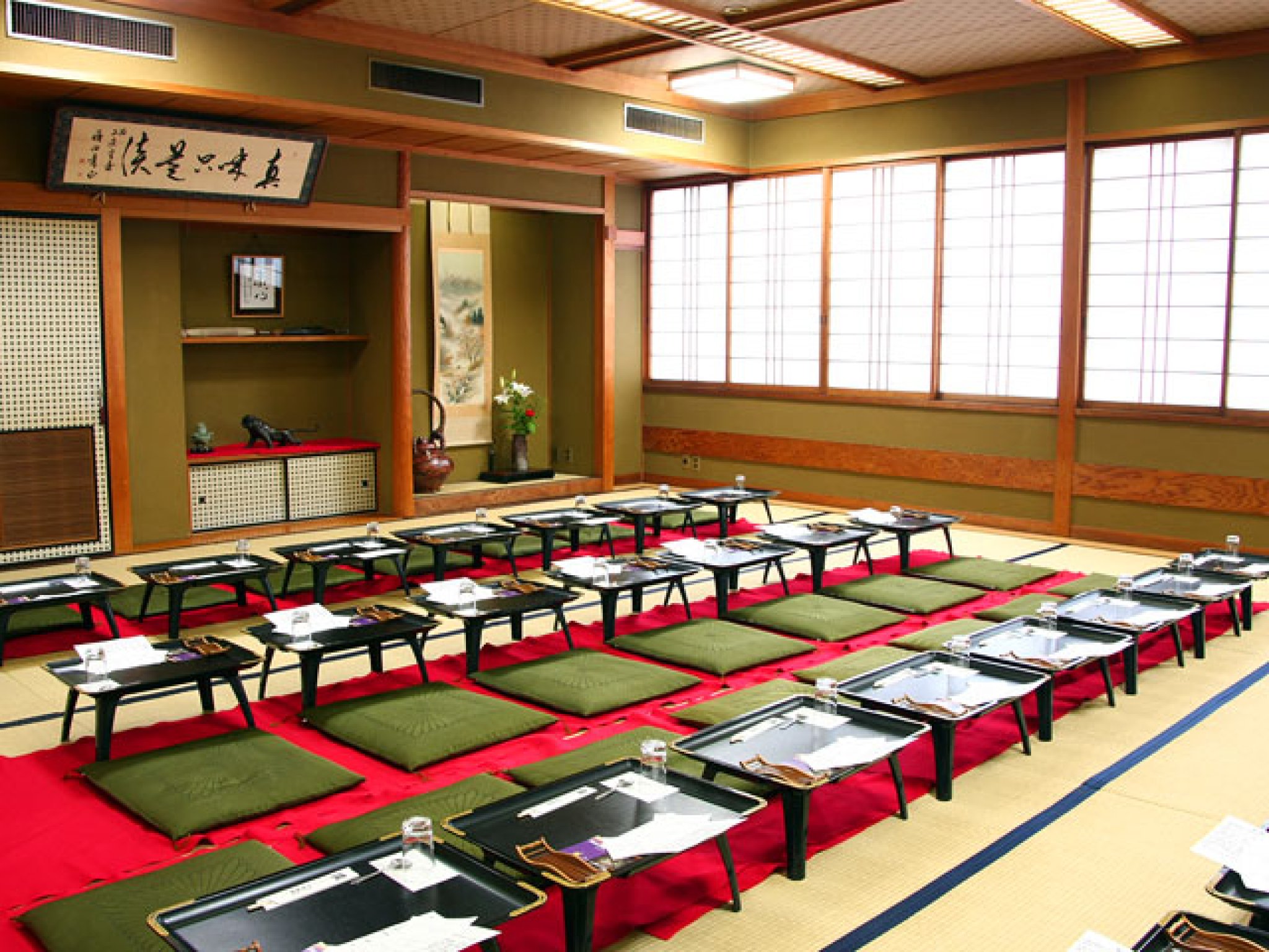 部屋は様々なタイプがあり、少人数から最大40名までの利用が可能。
