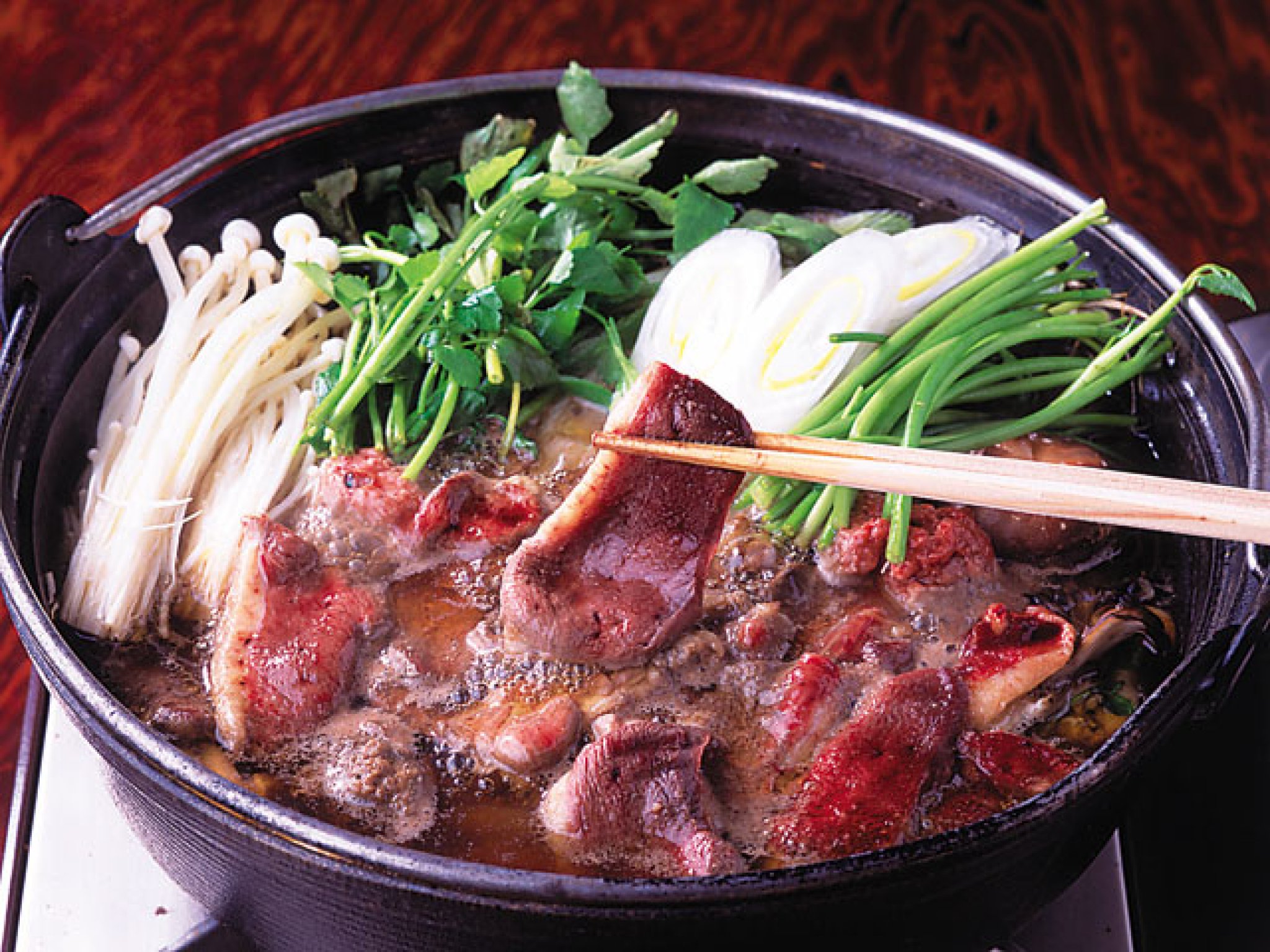 天然鴨独特の美しいざくろ色の身に旨味がギッシリ詰まっている。