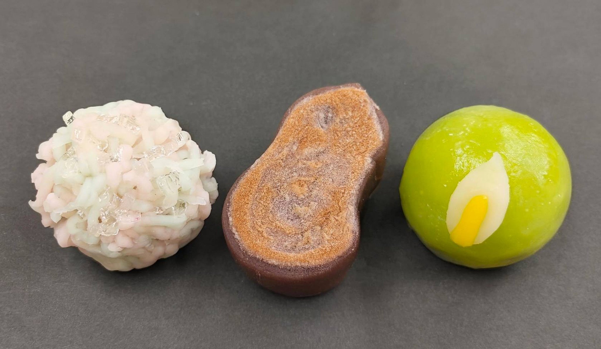 6月の生菓子…1個324円｜職人の細やかな手仕事によって、味・色・形で季節を映し出す月替わりの生菓子たち。...