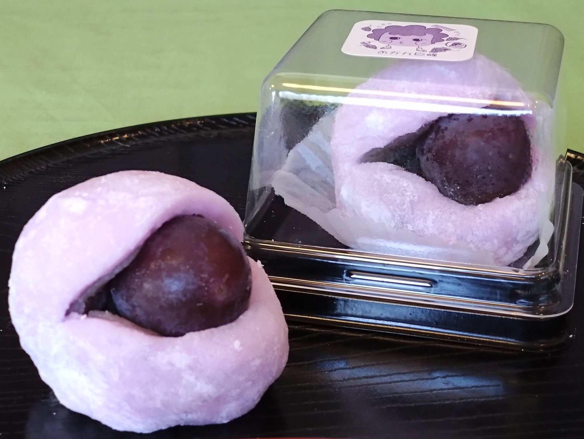 巨峰大福…300円｜白餡にぶどうジュースを入れて炊き上げぶどうのフレーバーを入れた羽二重餅で包みました。...