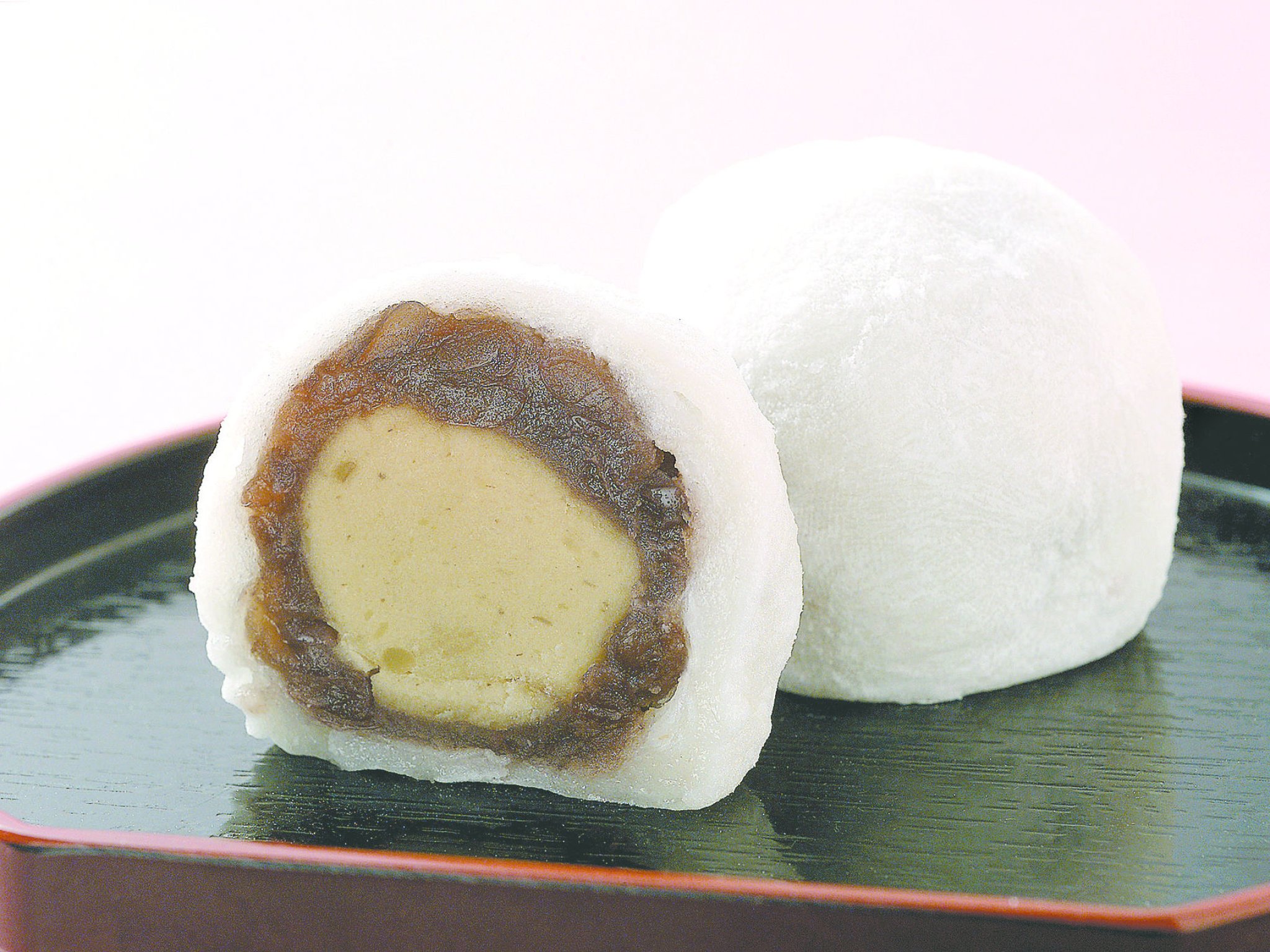 栗きんとん大福…320円｜栗きんとんを小豆のつぶ餡で包み　柔らかい羽二重餅で包みました。