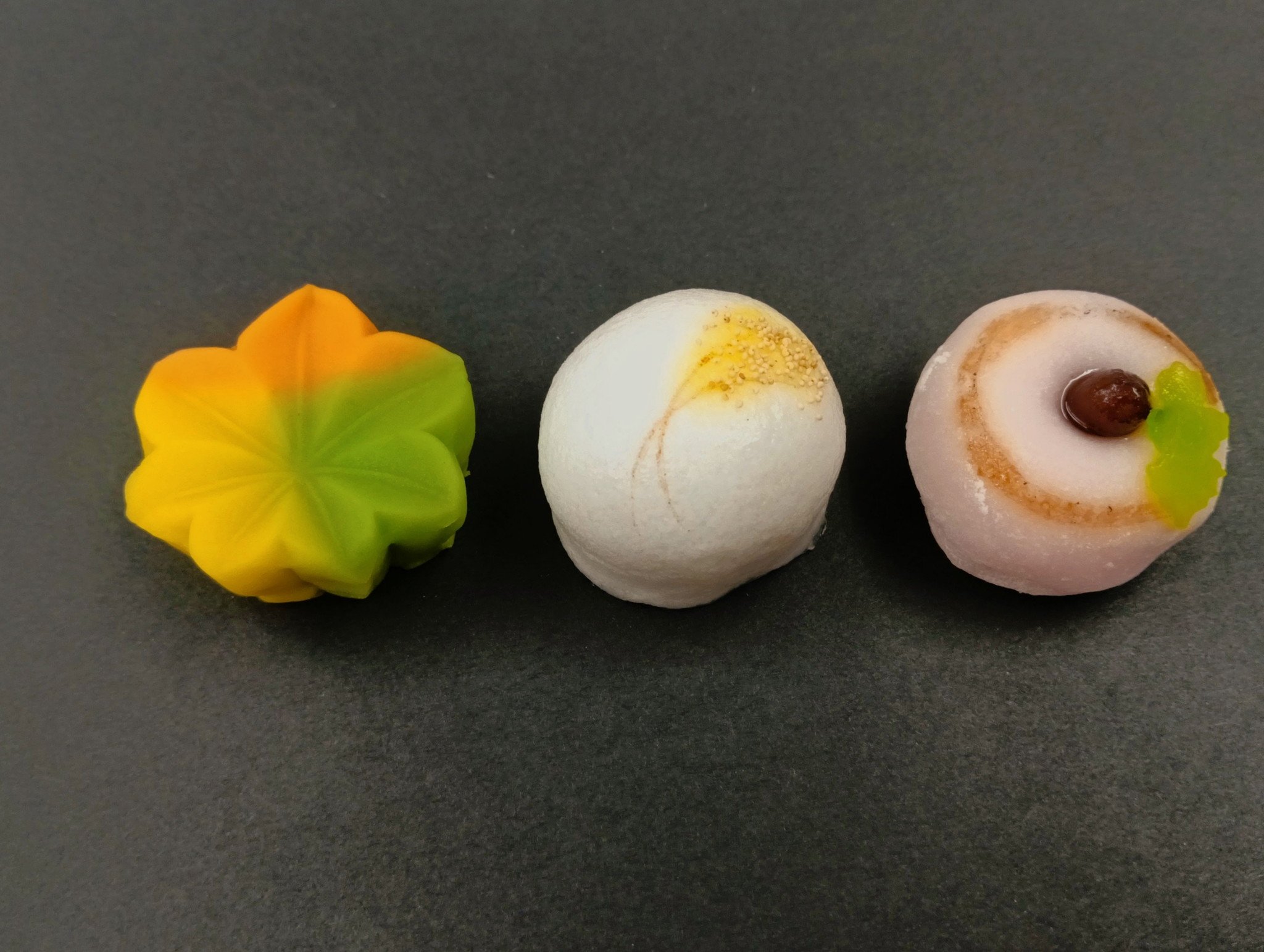 10月の生菓子…1個324円｜職人の細やかな手仕事によって、味・色・形で季節を映し出す月替わりの生菓子たち。...