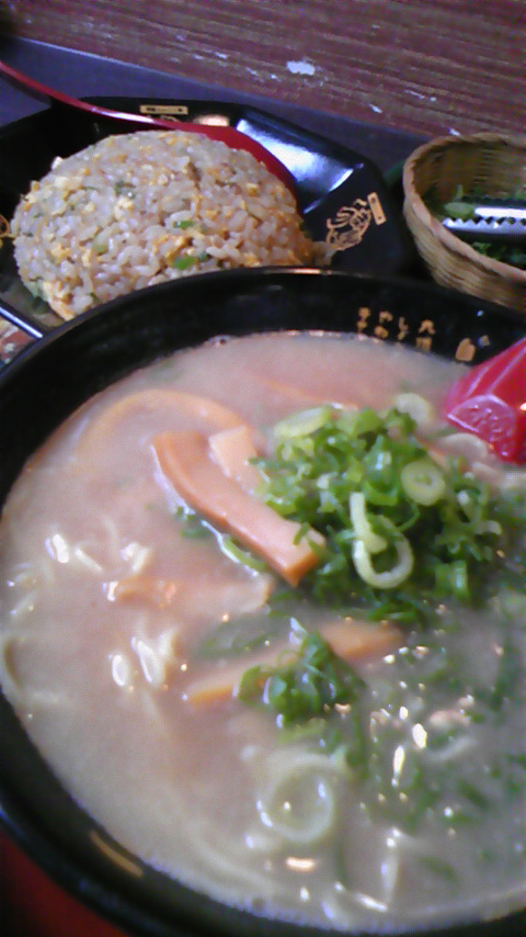 豚旨うま屋ラーメン 各務原店のレポート写真1（にゃー）