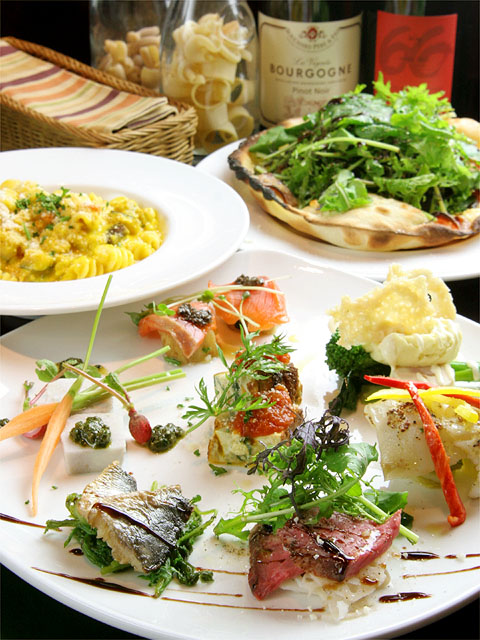 色とりどりに盛られた前菜7種盛りをはじめ、色んな料理をあれこれ楽しめる取り分けコース(※写真はイメージ...